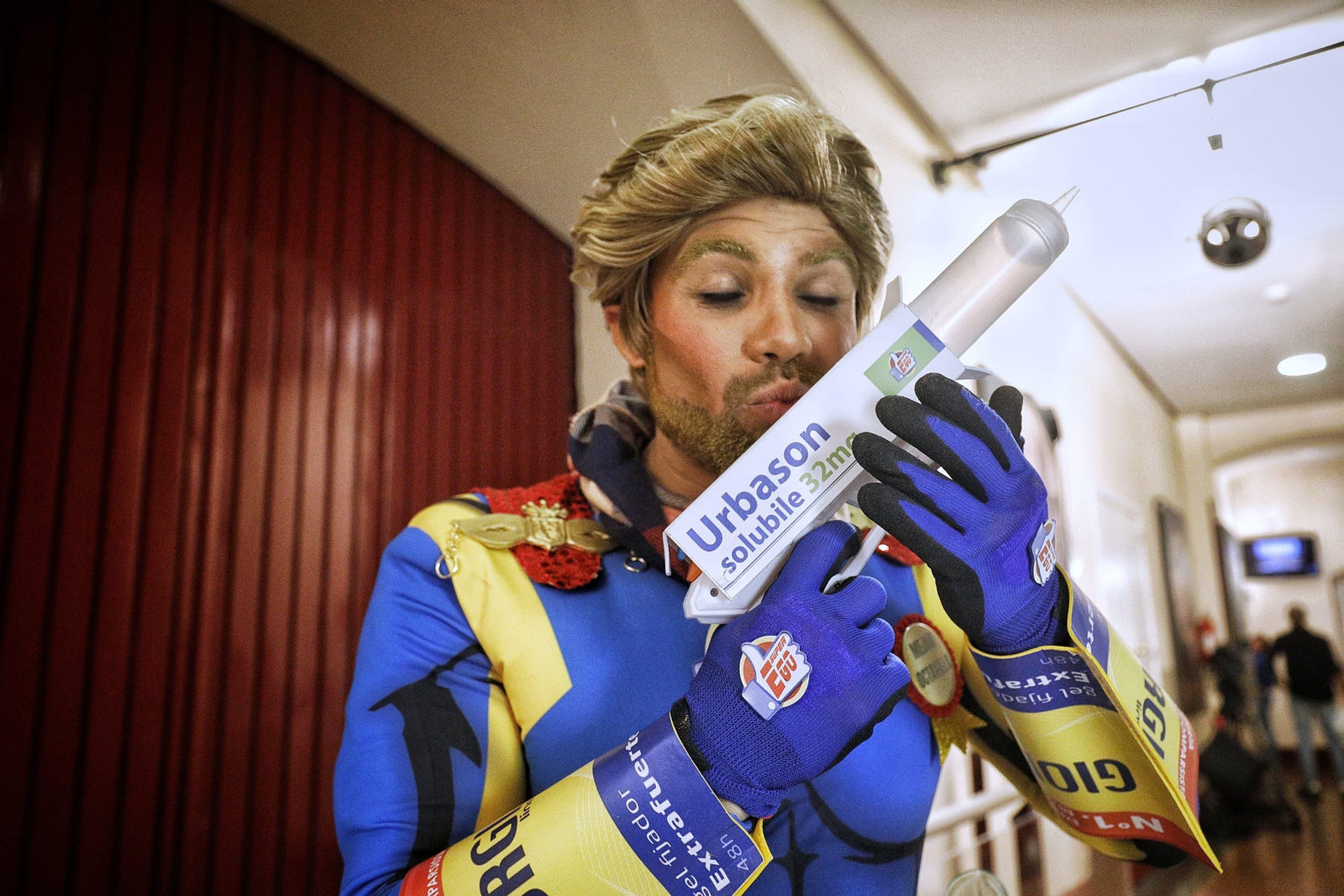 Uno de los componentes de 'Los súper ego' muestra una pistola-inyección de Urbason.