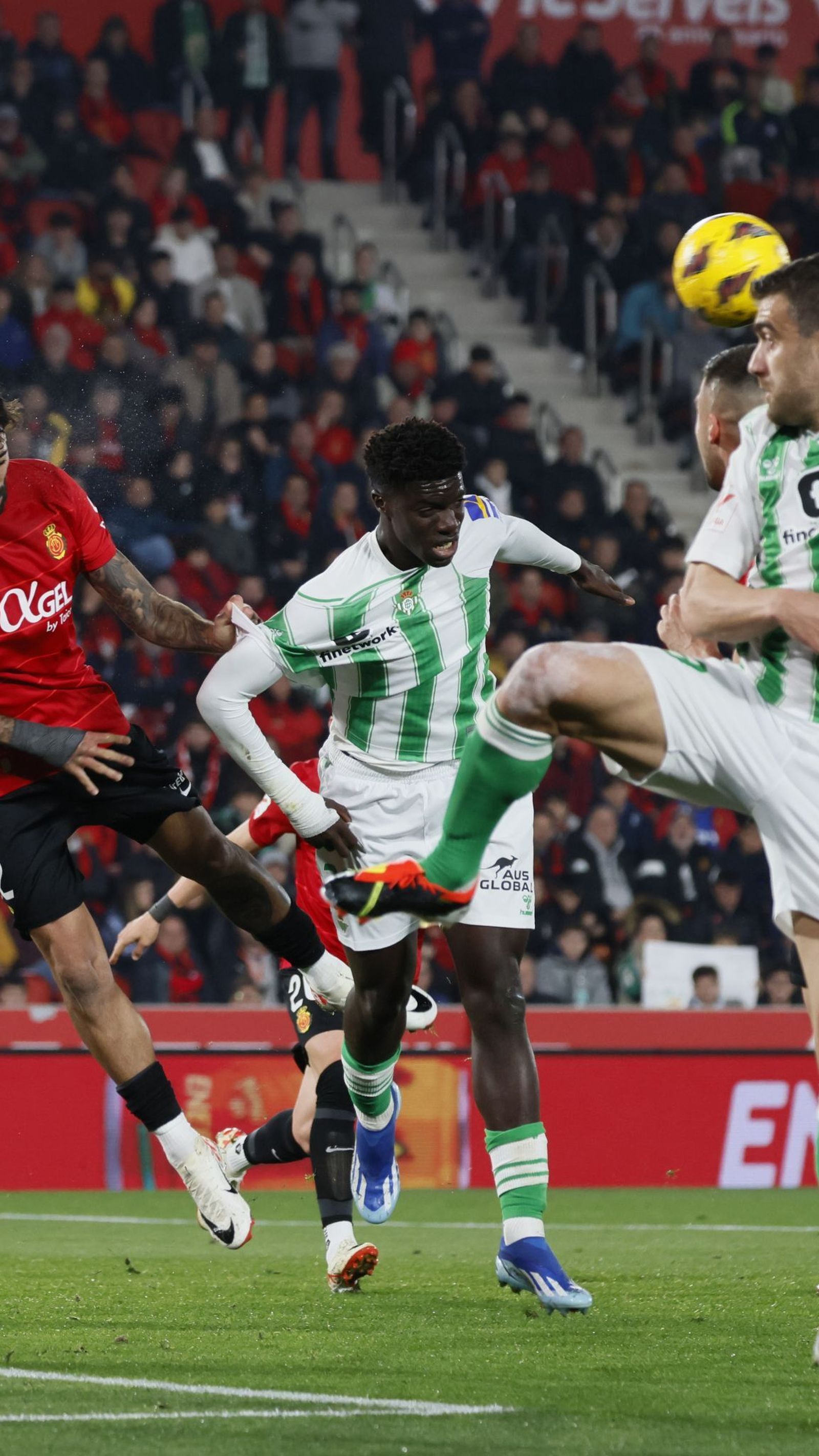 Sokratis acude al remate en una acción de ataque del Betis.