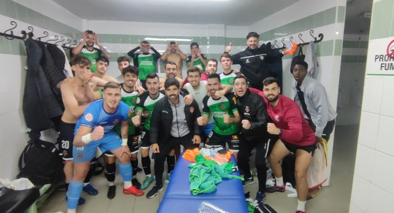 Los jugadores del Atlético Espeleño celebran su triunfo en Ceuta.