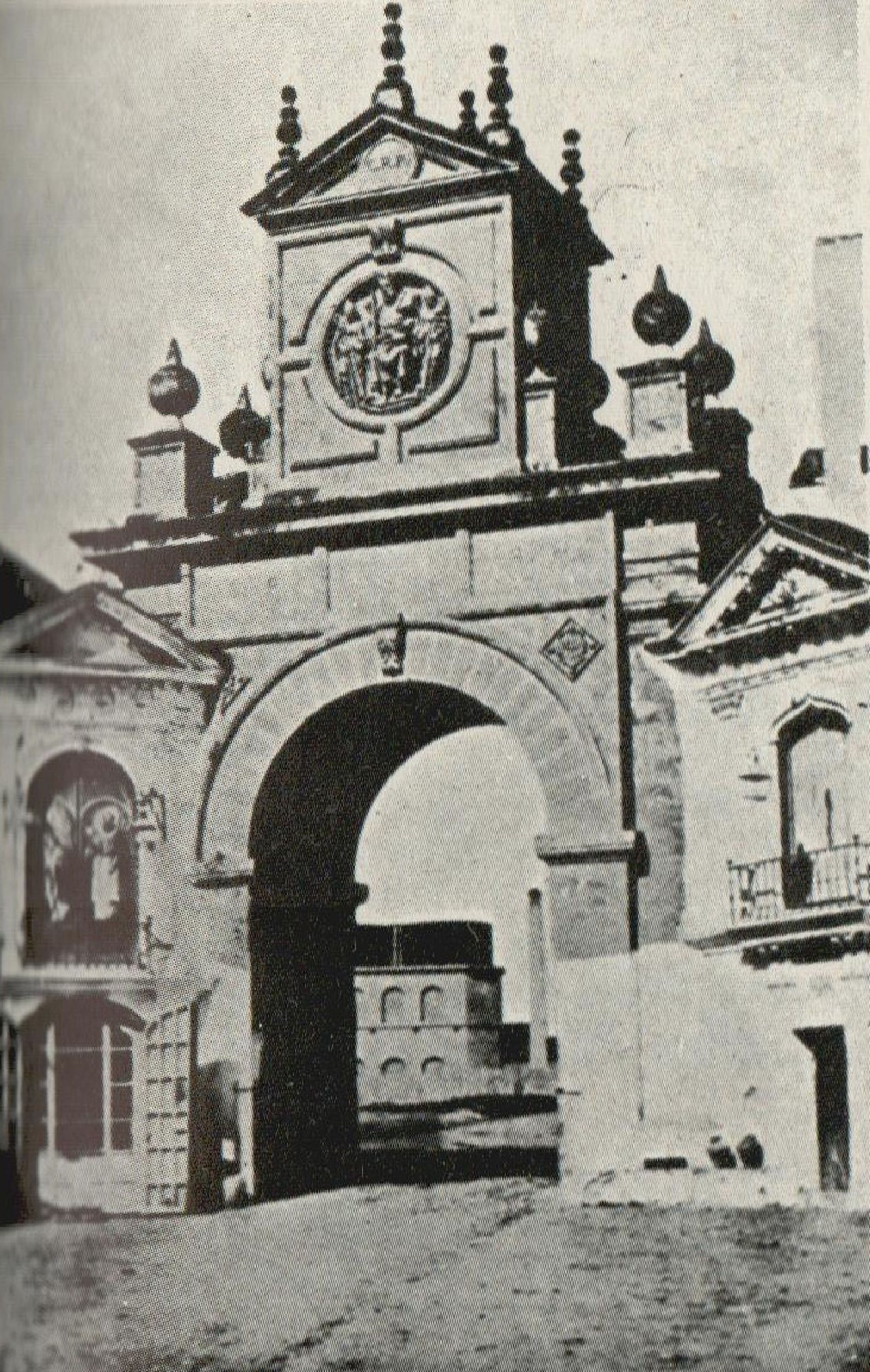Vista de la Puerta Real. Al fondo, los depósitos de la estación de ferrocarril, autor desc. (1856). En: González Cordón, A. (1985). Vivienda y ciudad: Sevilla 1849-1929. Sevilla: Ayuntamiento de Sevilla, Centro Municipal de Documentación Histórica, p. 37.