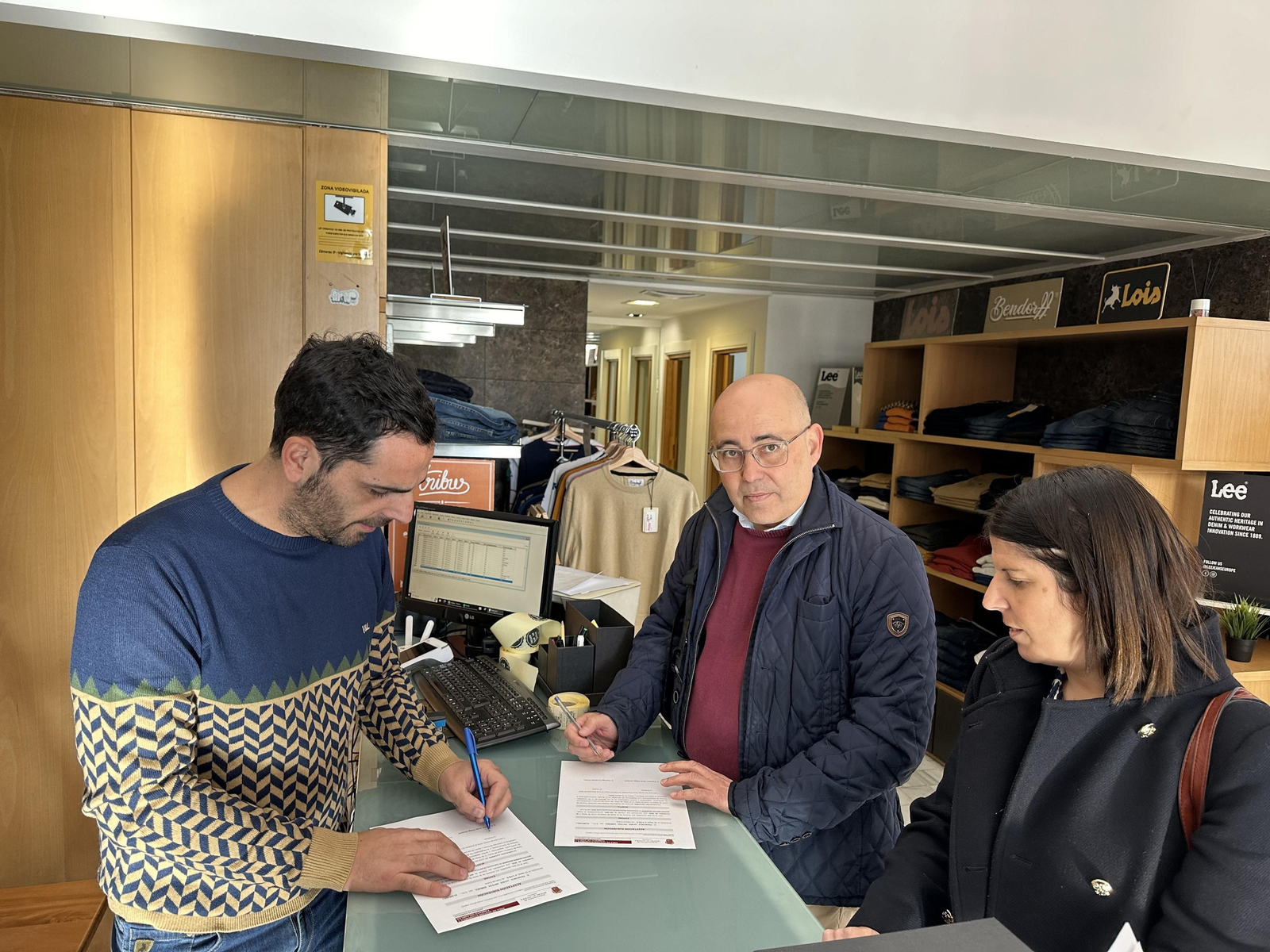 Firma de la subvención para modernizar los comercios.