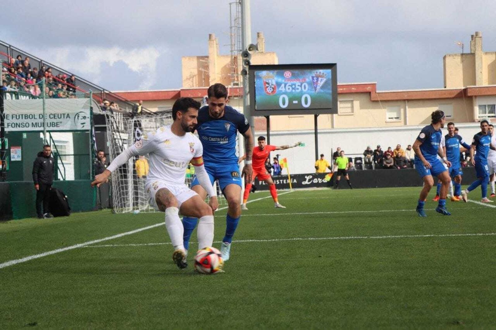 David Ramos impide el avance de Ñito con el balón.