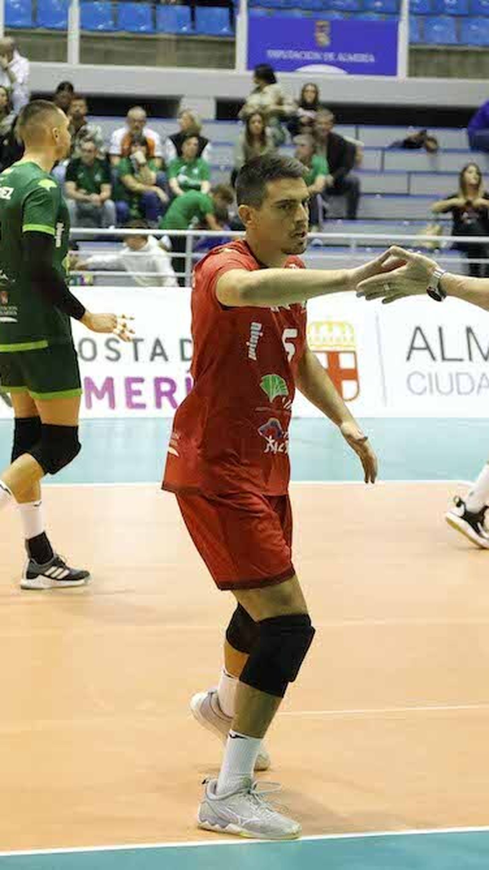 Charly y Paquillo se dan la mano en un duelo liguero en casa.