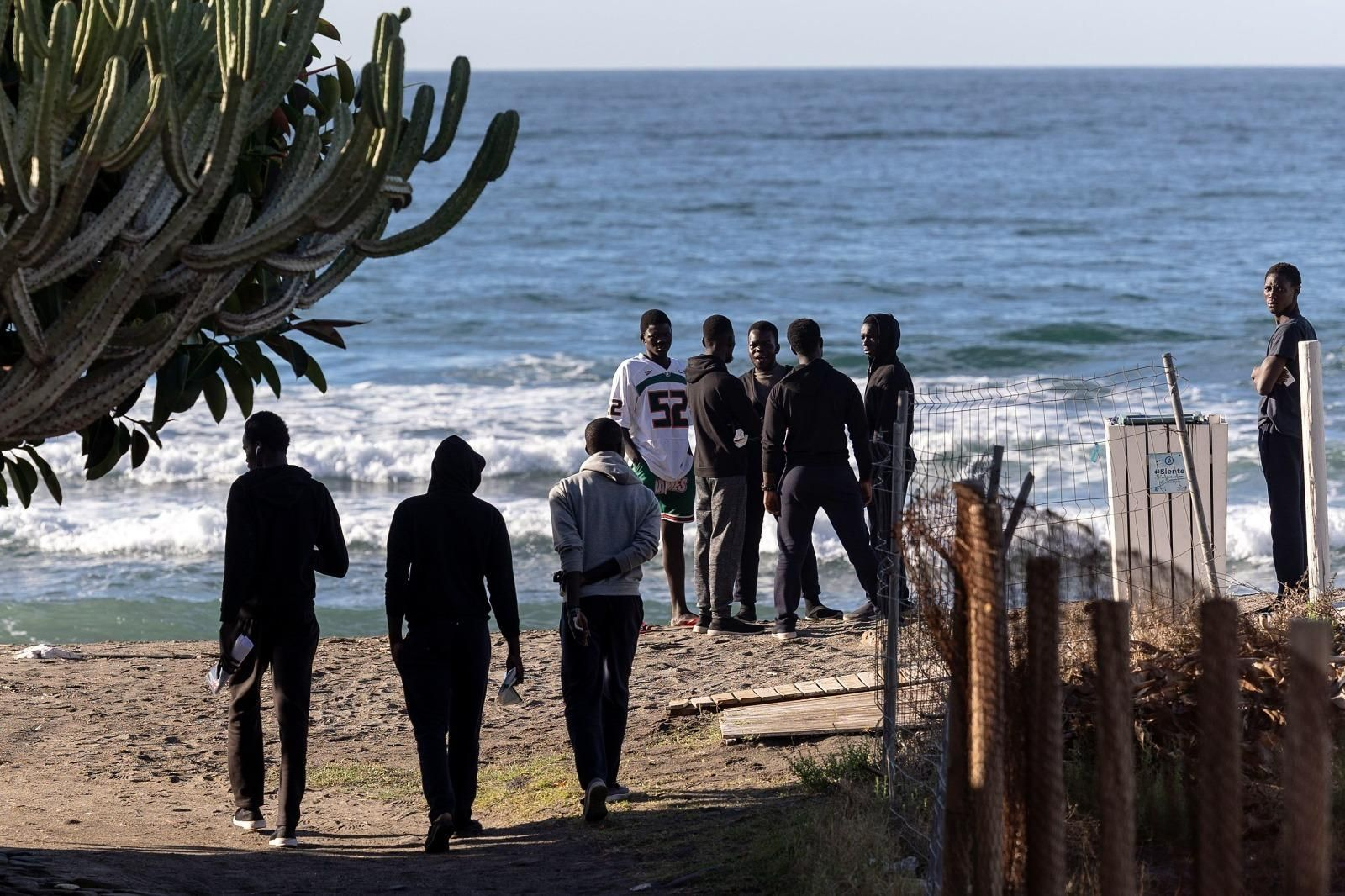 Algunos de los migrantes en la playa de El Morche