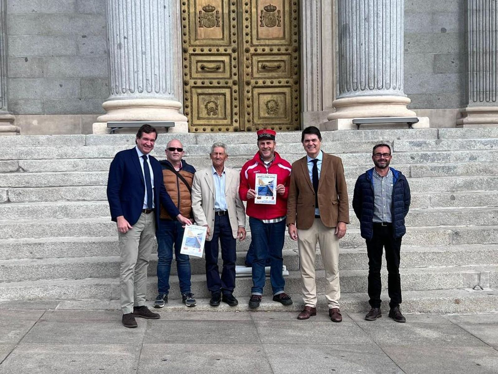 Los diputados del PP y miembros de la asociación Amigos del Ferrocarril en la puerta del Congreso de los Diputados