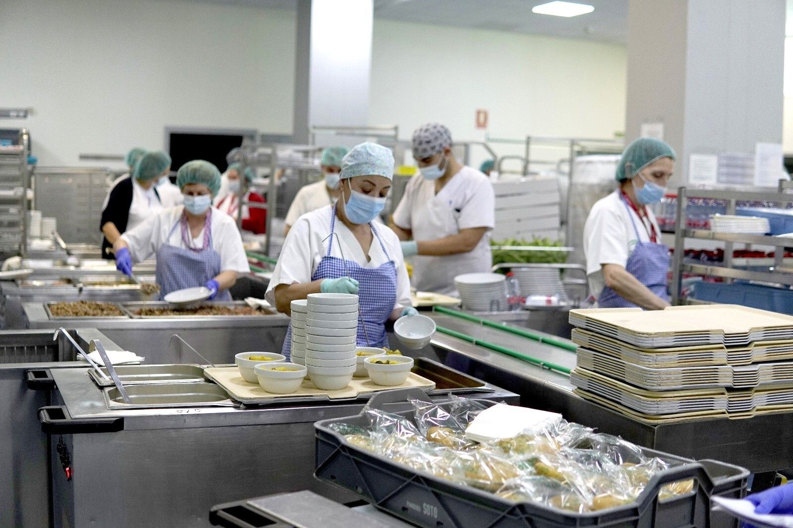 El personal de Cocina del centro prepara el menú tradicional del 1 de febrero para los hospitalizados