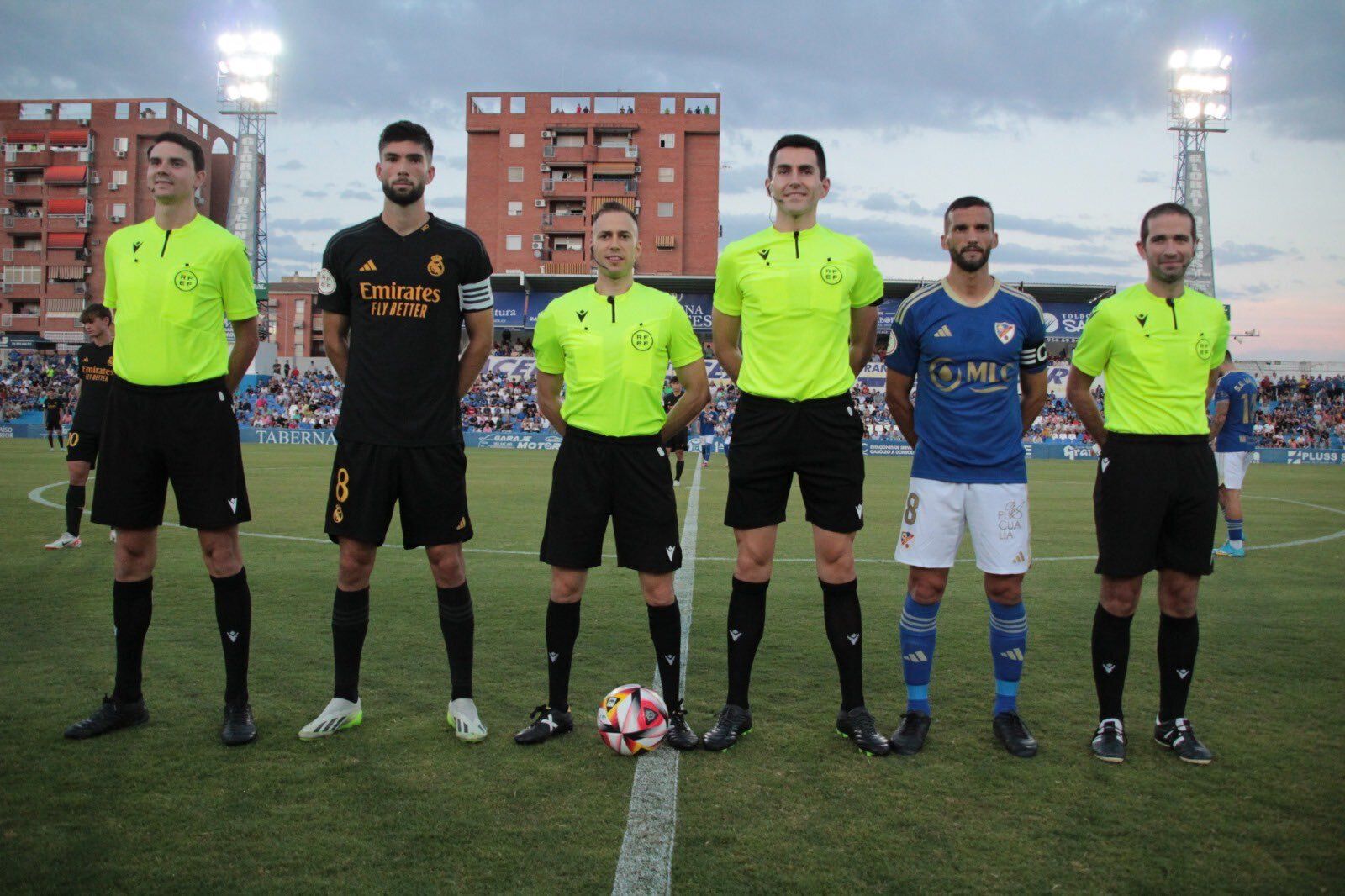 En la imagen David Cambronero quien arbitrará el encuentro en un partido del Linares ya disputado