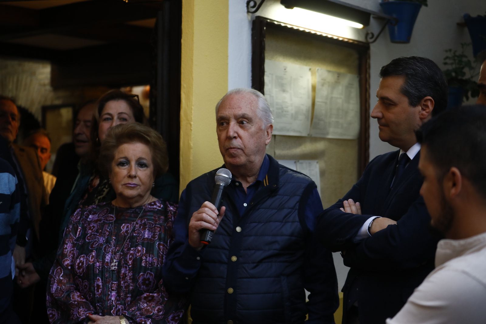 Córdoba se vuelca en el homenajea a Ángel González, el desaparecido sumiller de El Churrasco