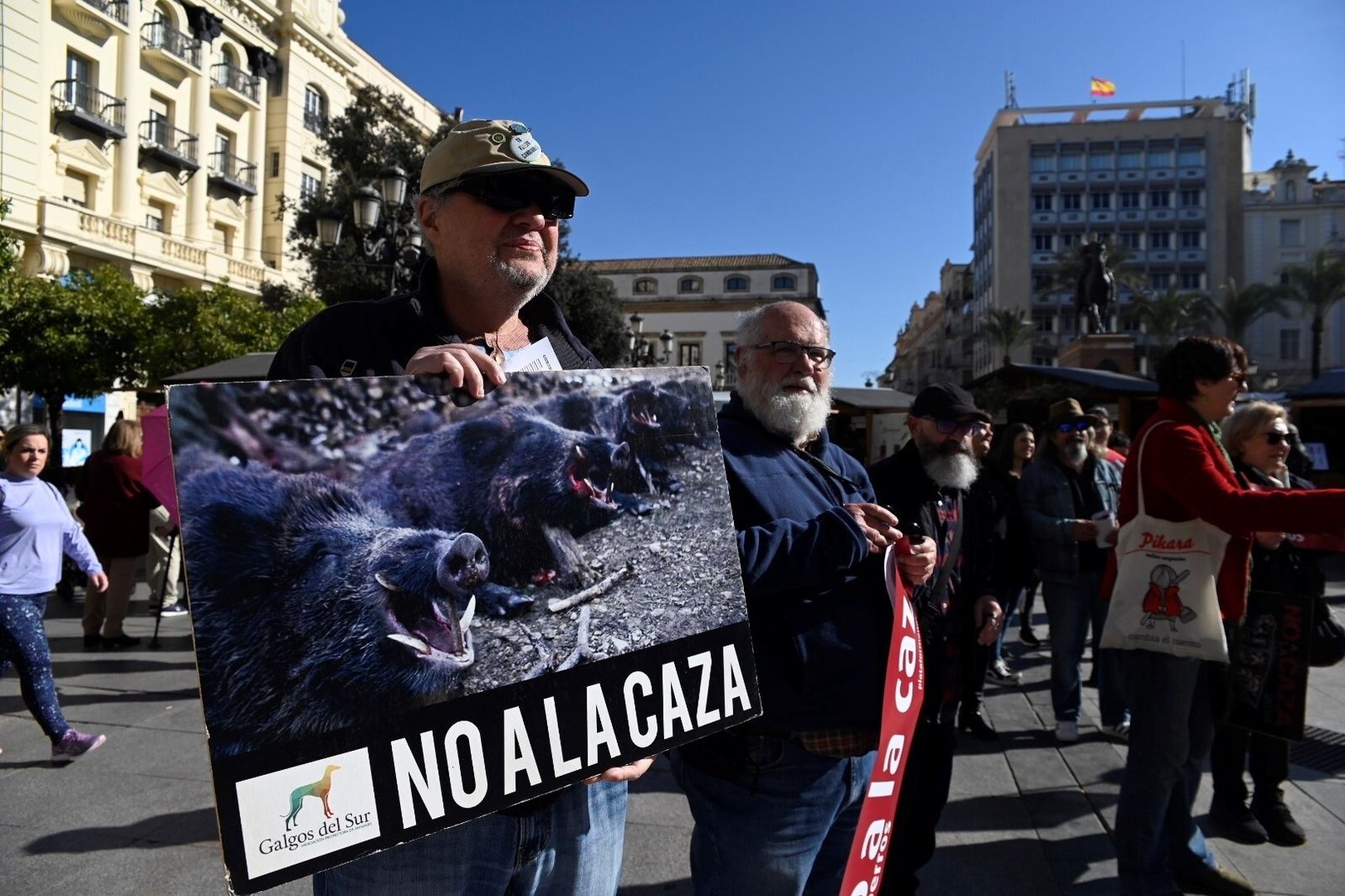 La manifestación para acabar con la caza con perros en Córdoba, en imágenes