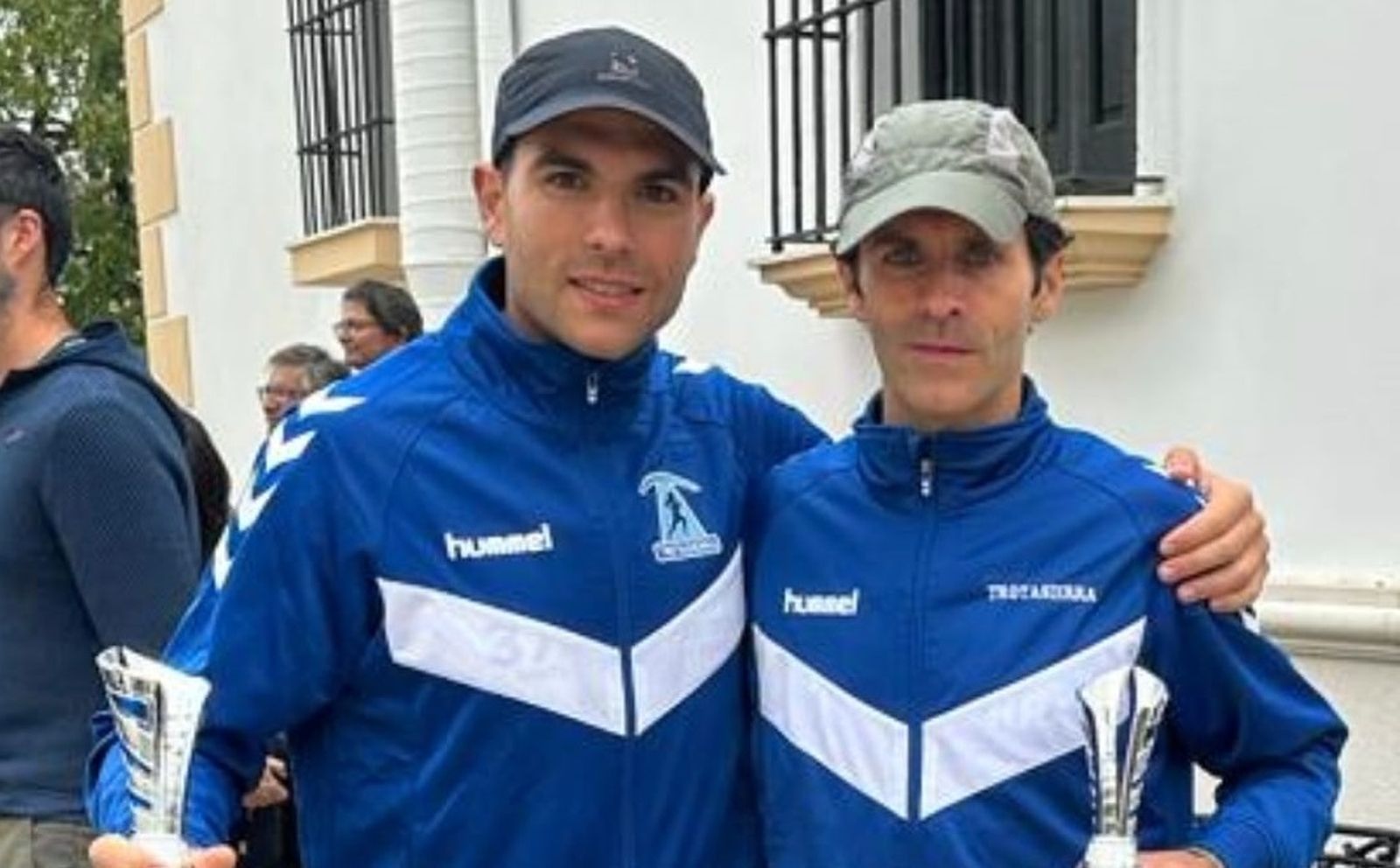 Andrés Moreno posa junto a su compañero Jesús Alguacil.