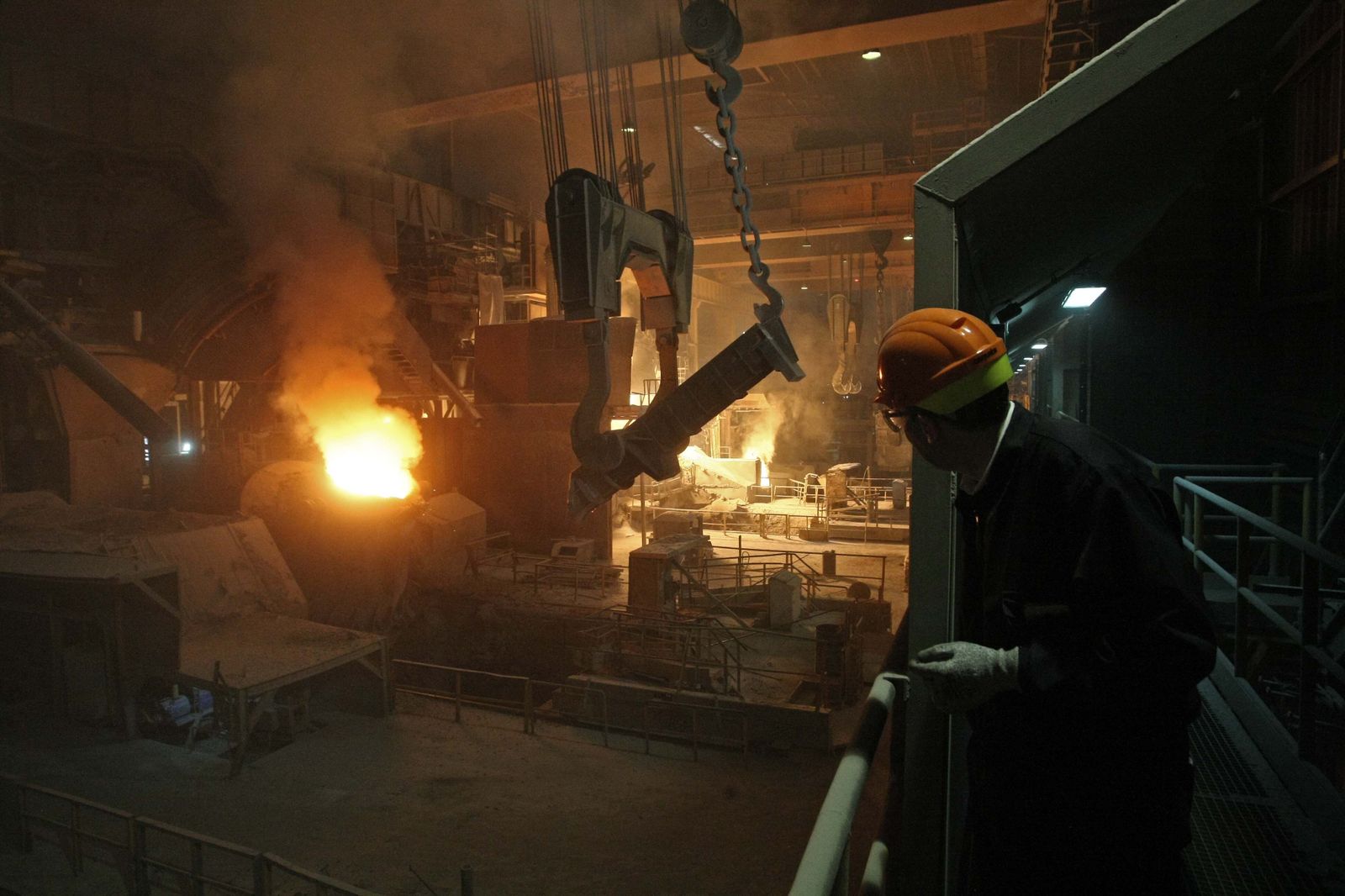 Un trabajador observa uno de los procesos en la factoría de Acerinox Europa.