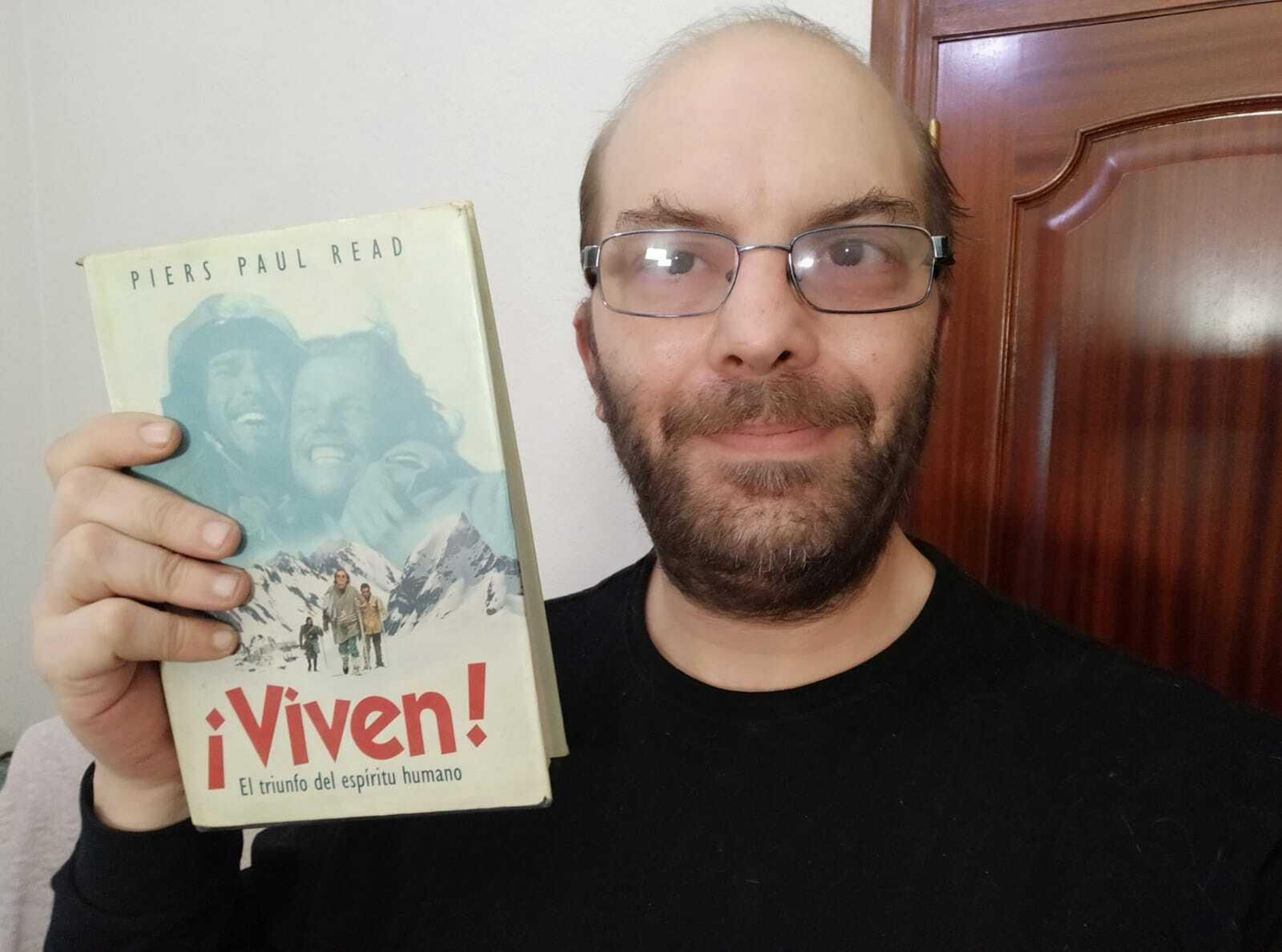 Rafa Armada posa con su libro '¡Viven!'.