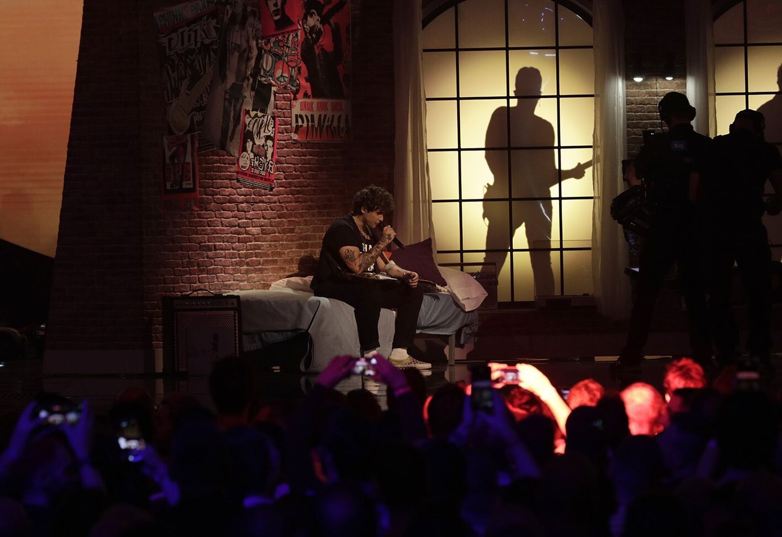 Noan, con 'Te echo de -', en su montaje inicial de un dormitorio