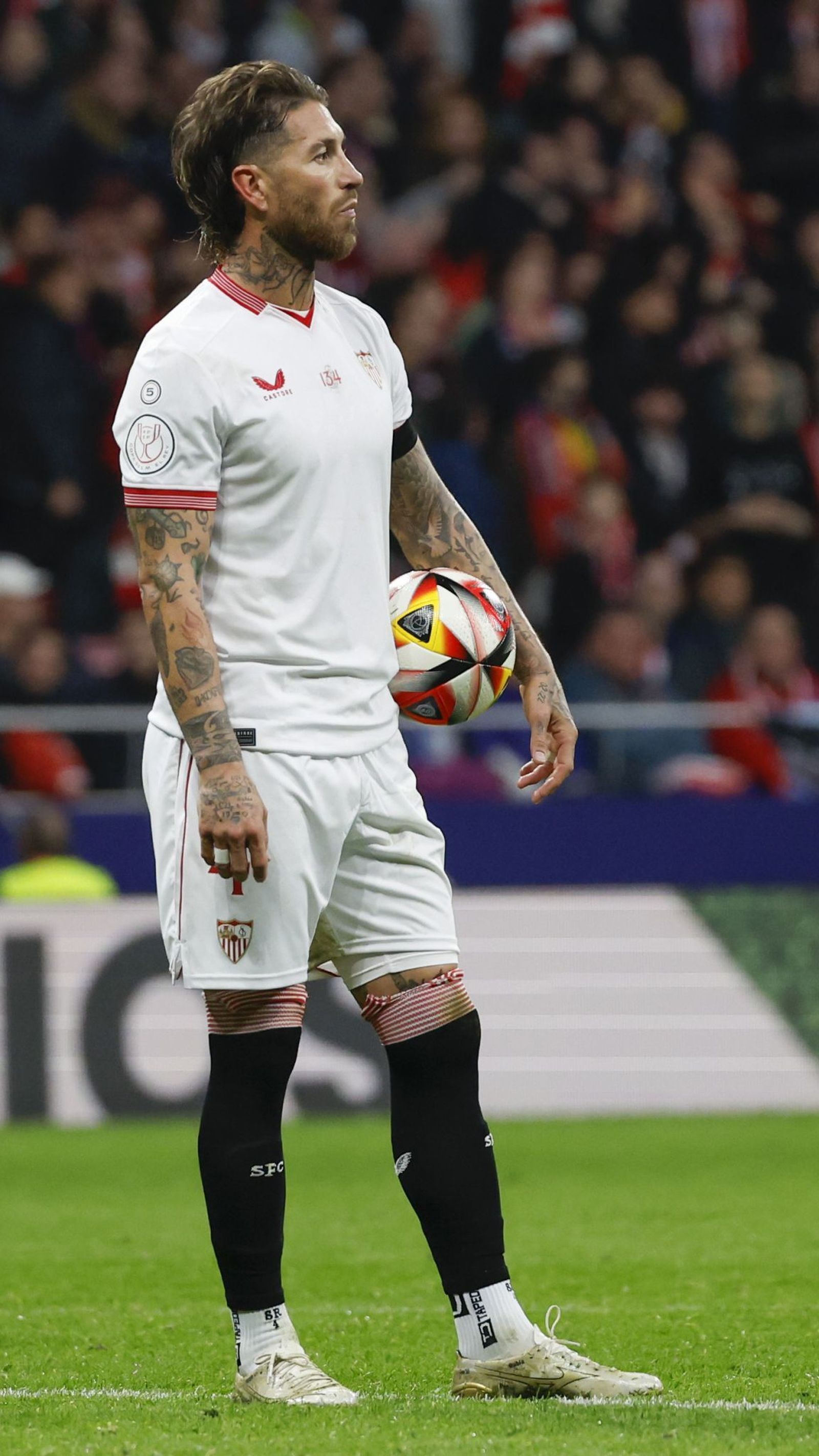 Sergio Ramos aguanta con el balón para poder tirar el penalti que después fue anulado.