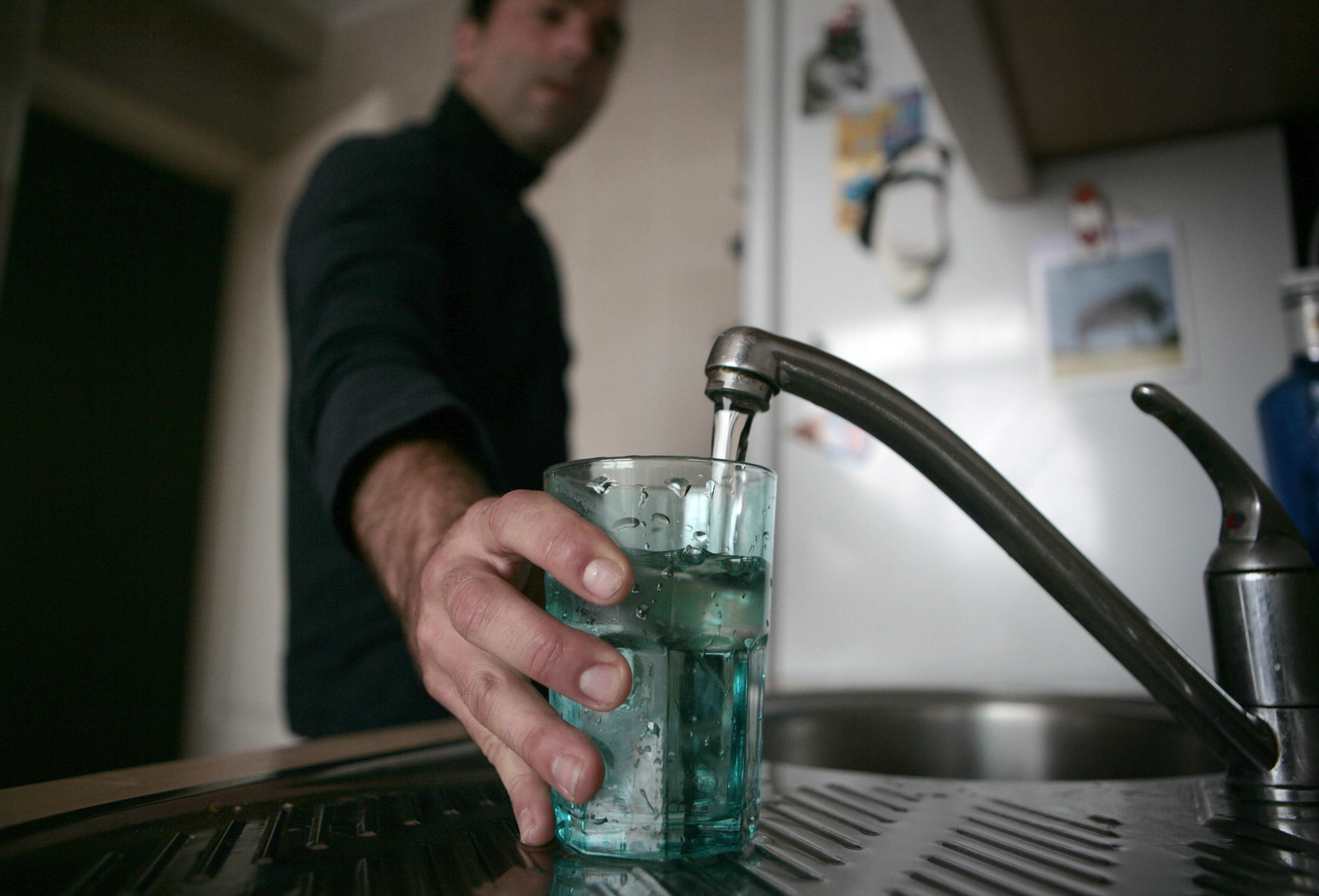 Emasesa activa la mesa de la sequía y descarta reducir la presión del agua antes de verano