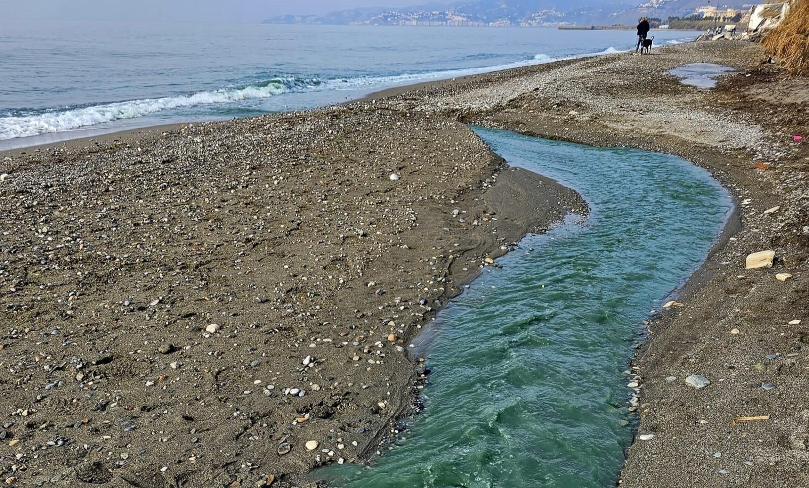 Analizan el vertido azul en las playas de Motril y Salobreña  y continúan las investigaciones de su procedencia
