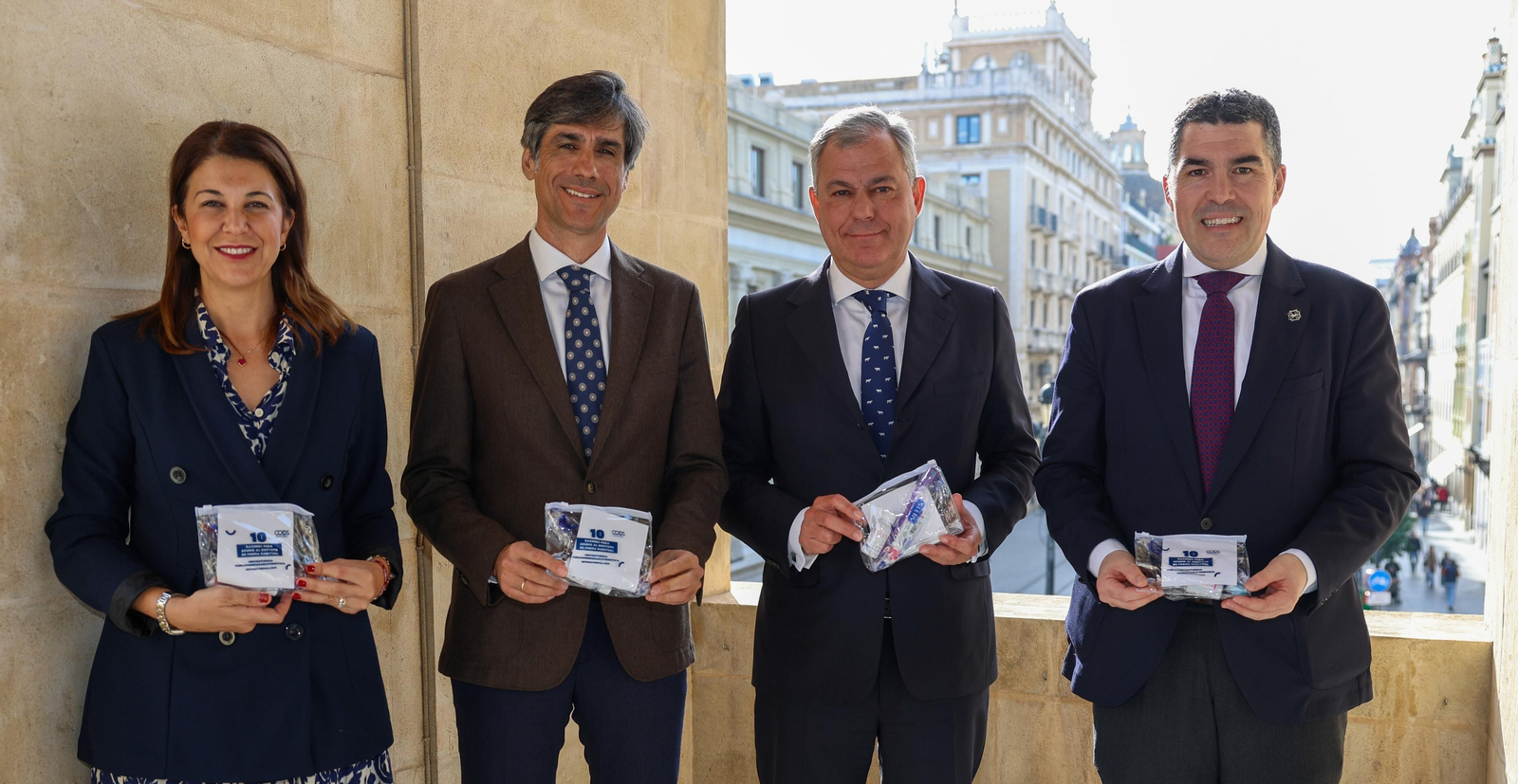 José Luis Sanz y Silvia Pozo posan junto a Rafael Flores y David Gallego, del Colegio Oficial de Dentistas de Sevilla.