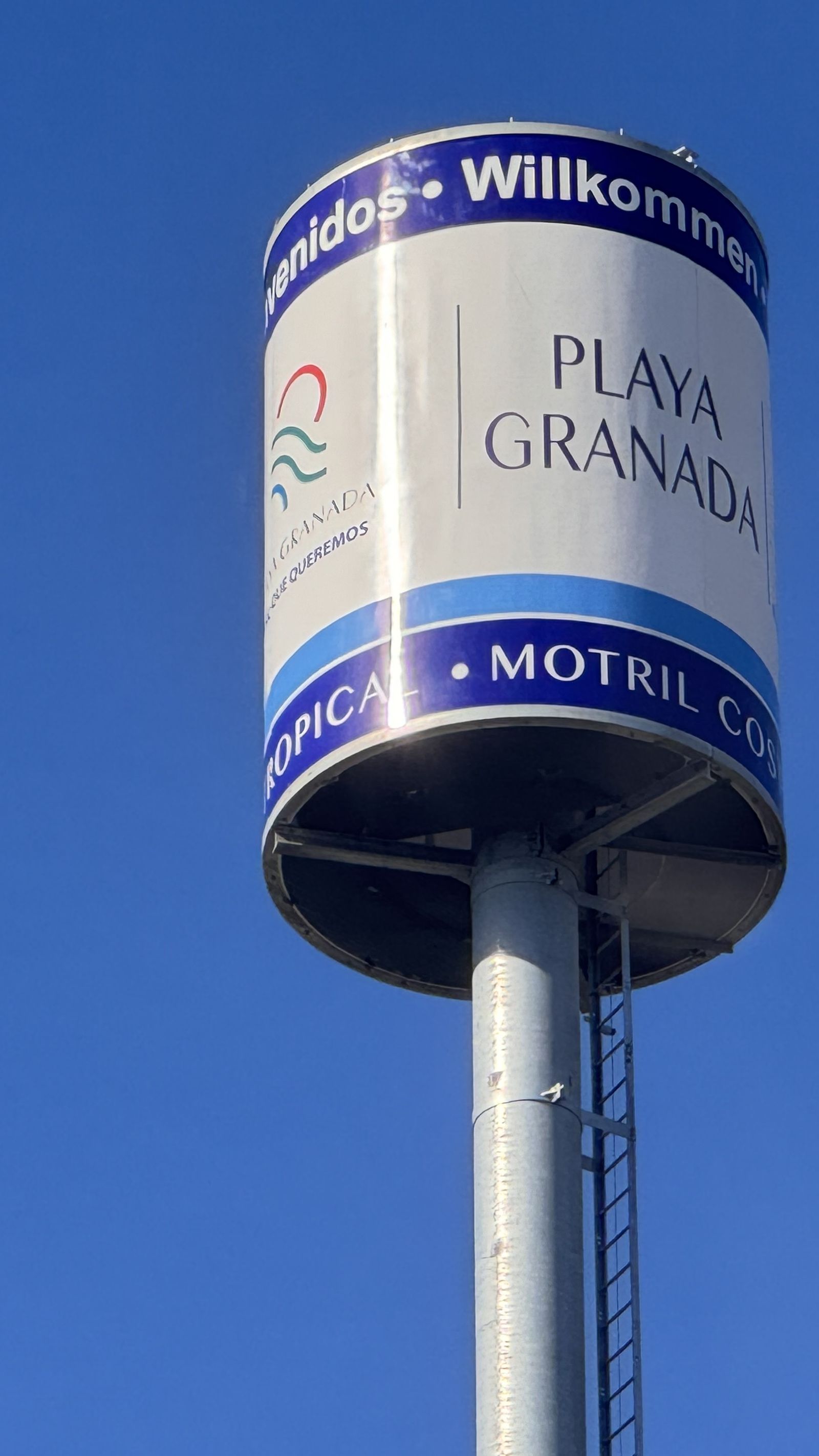 La antena es visible desde la salida de la autovía a Playa Granada