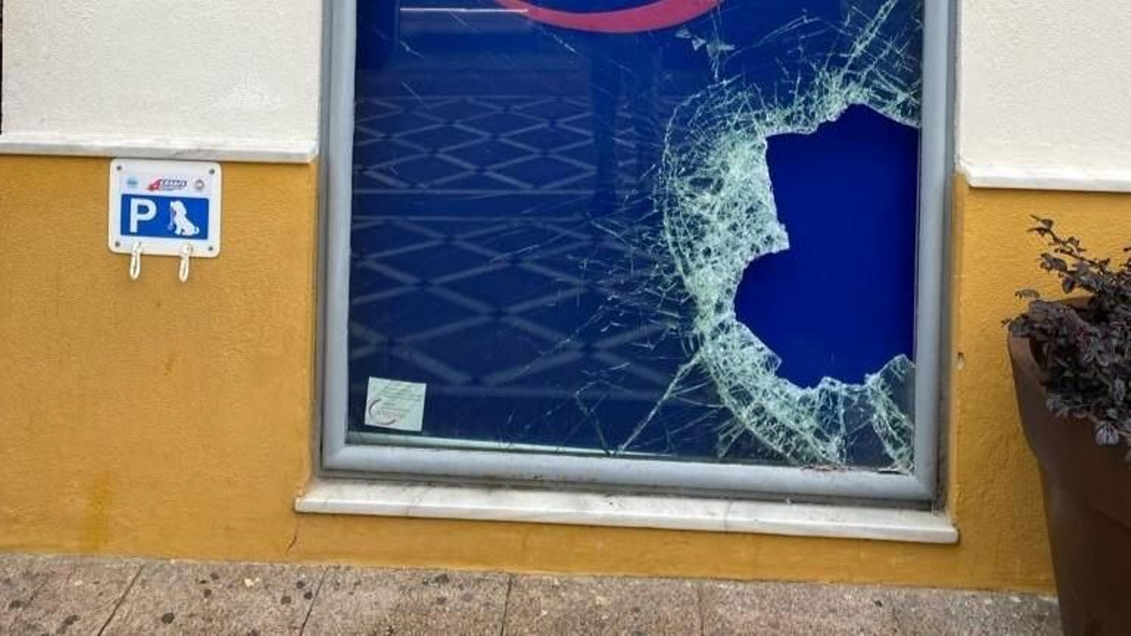Escaparate roto de uno de los establecimientos que fue víctima de un robo la semana pasada.