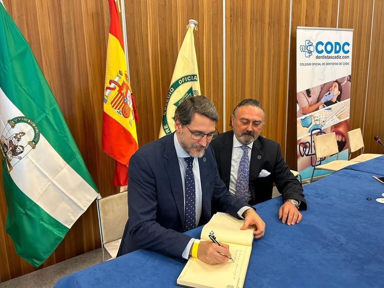 El doctor Daniel Torres Lagares y el  presidente del Colegio de Dentistas.