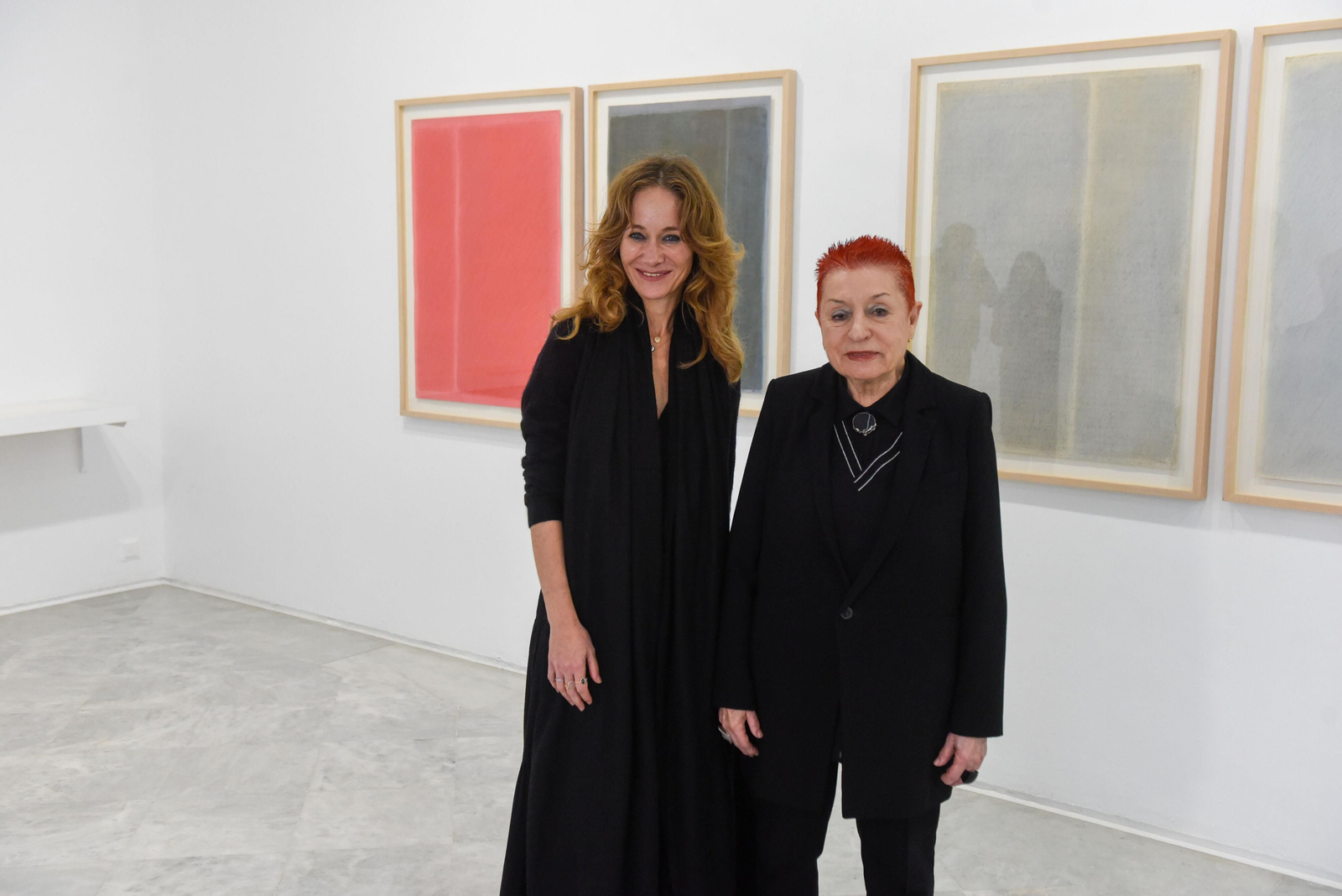 Jimena Blázquez, la directora del CAAC, junto a Concha Jerez en la exposición.