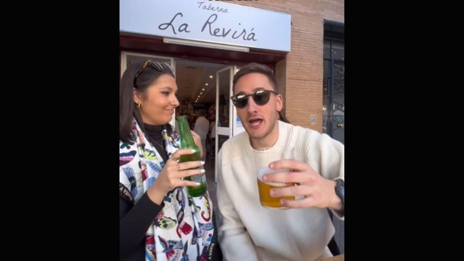 Pablo Vallejo y una amiga en la puerta de Taberna La Revirá