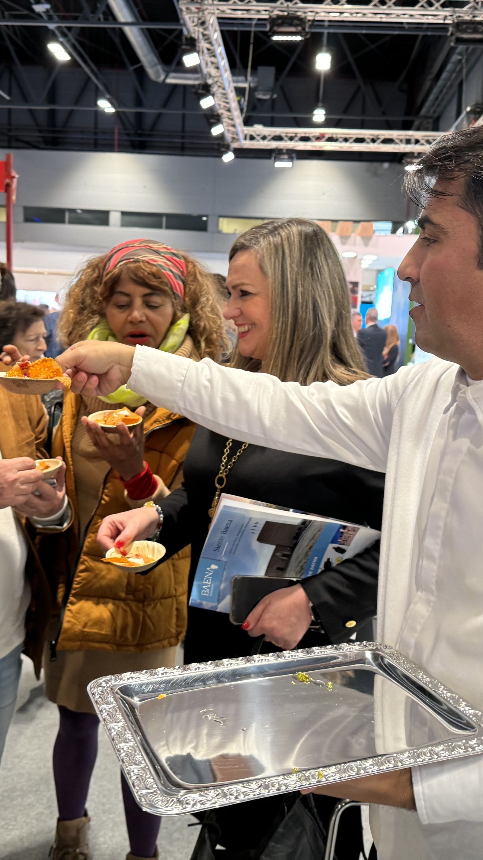 Parada y Regina Do Santos catan el salmorejo.