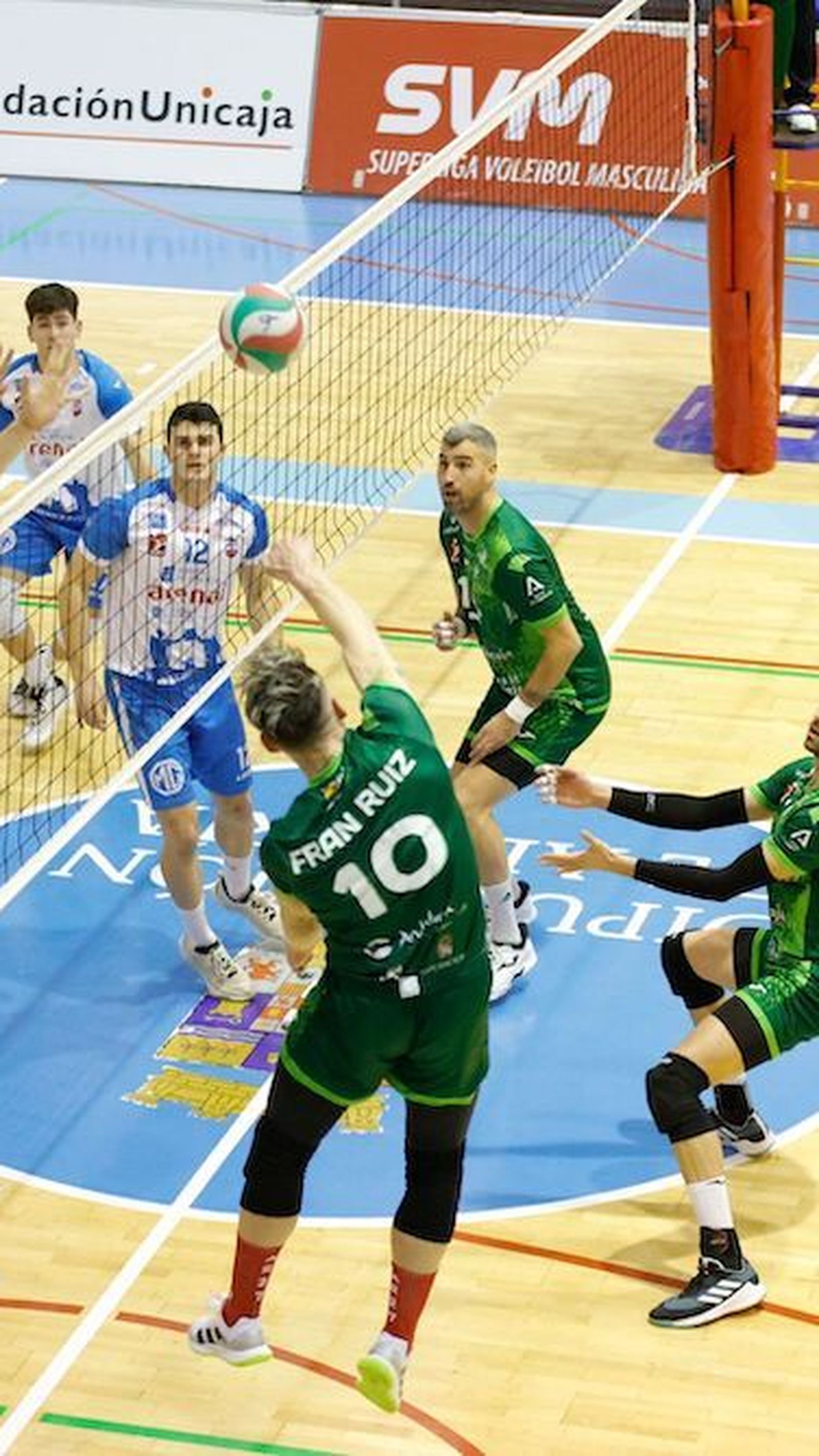 El ahorrador Fran Ruiz realiza un remate durante el último encuentro en el Moisés Ruiz.