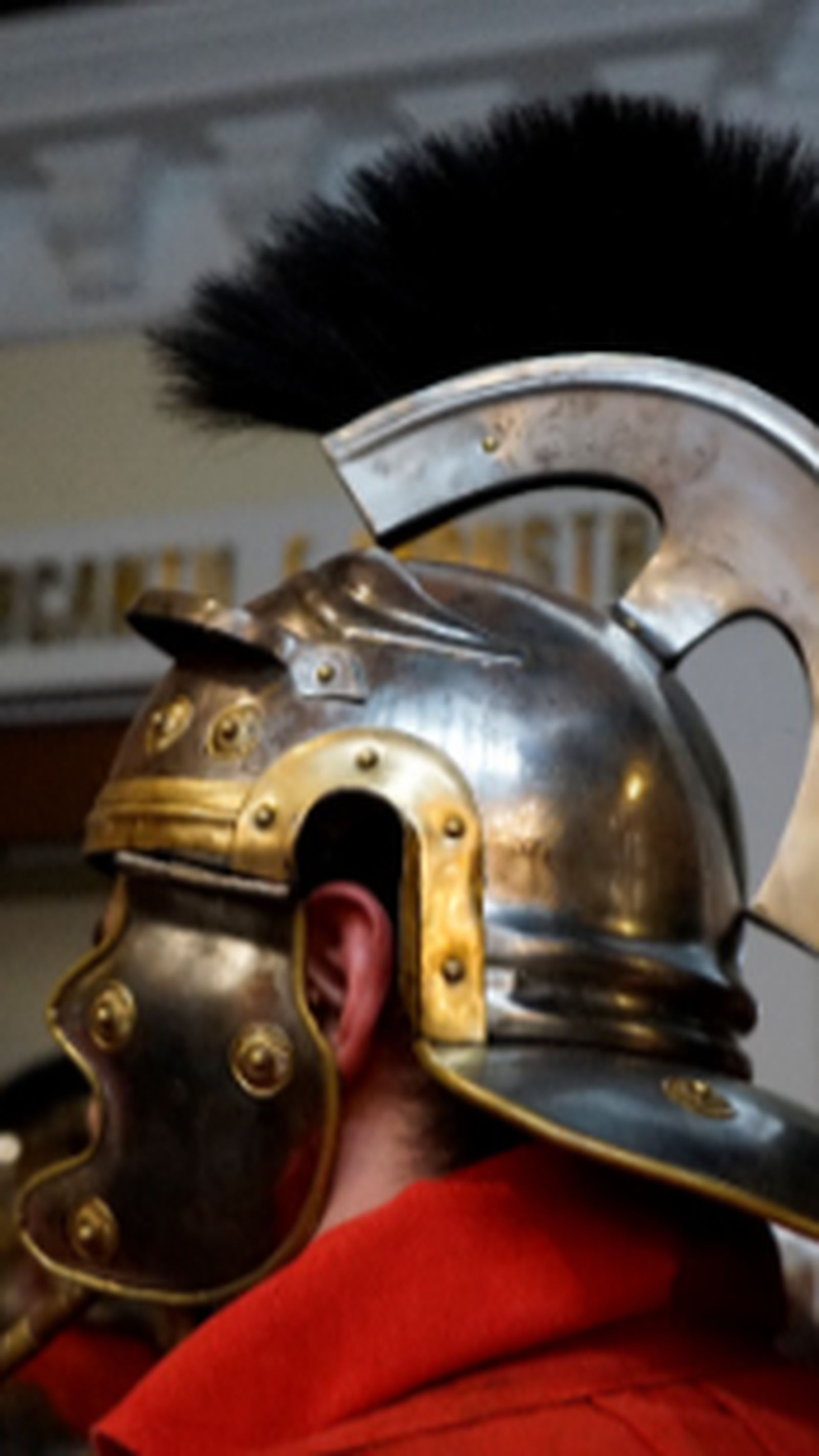 La Centuria Romana de Santiponce desfilando por Sierpes