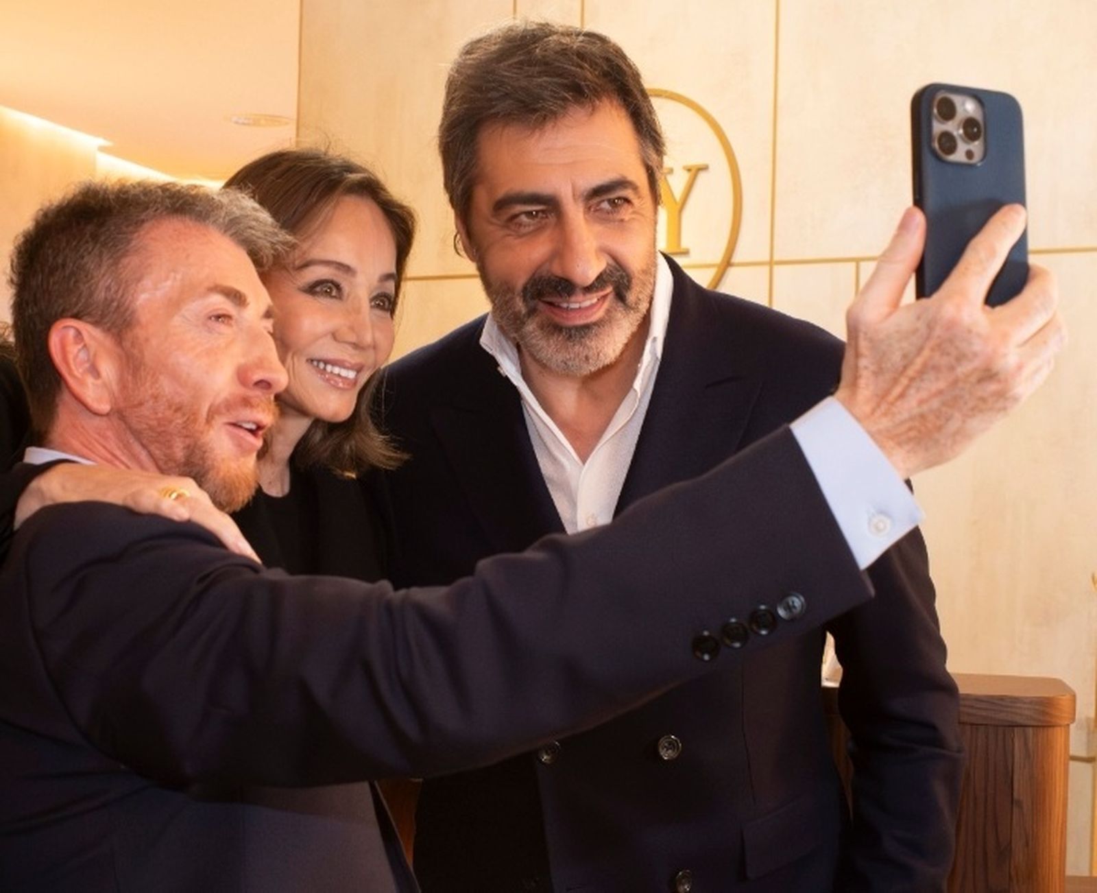 Pablo Motos se hace un selfie este viernes en un centro de estética en Madrid con Isabel Preysler y Juan del Val