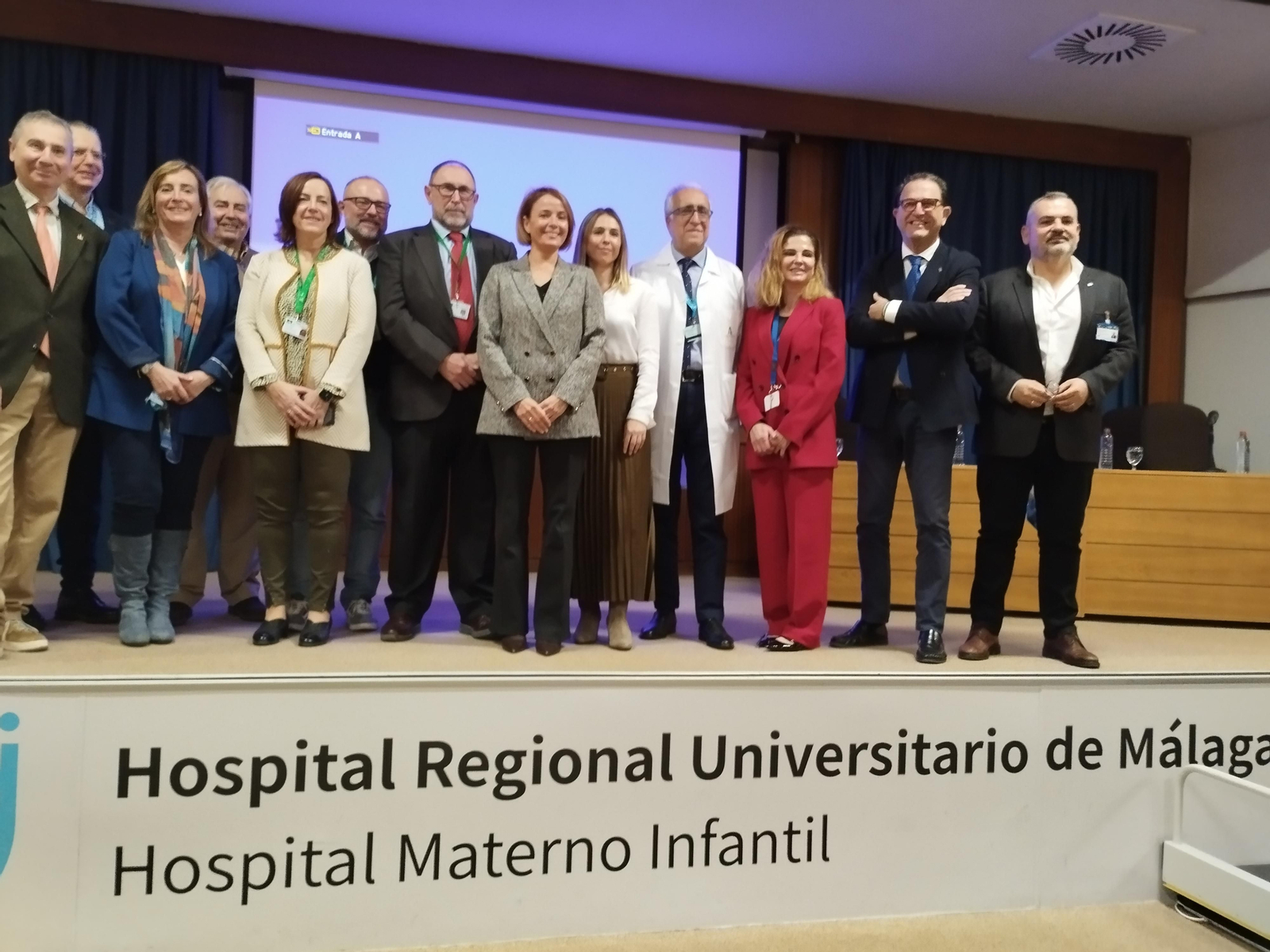 La gerente del SAS con el delegado y los responsables de los hospitales Regional y Clínico, entre otros.