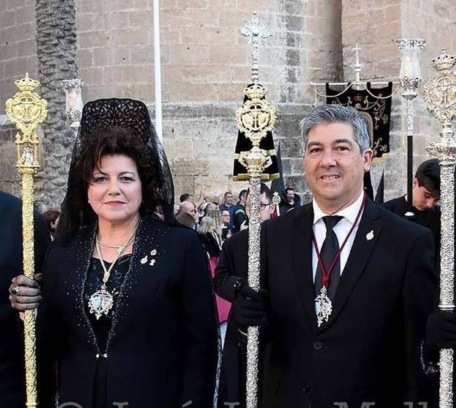 José R. Soto con un báculo.