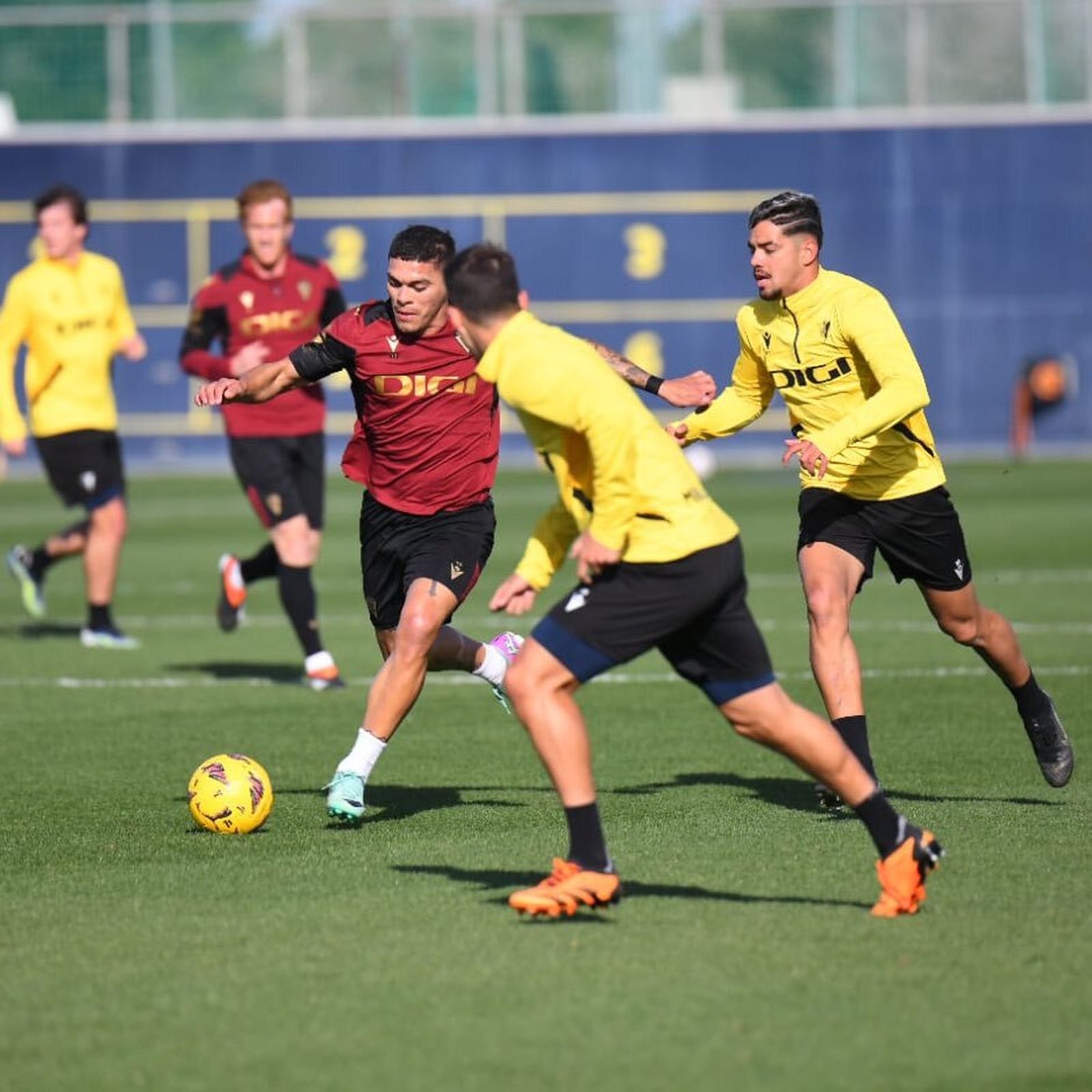 Brian Ocampo con el balón en el partido del lunes.