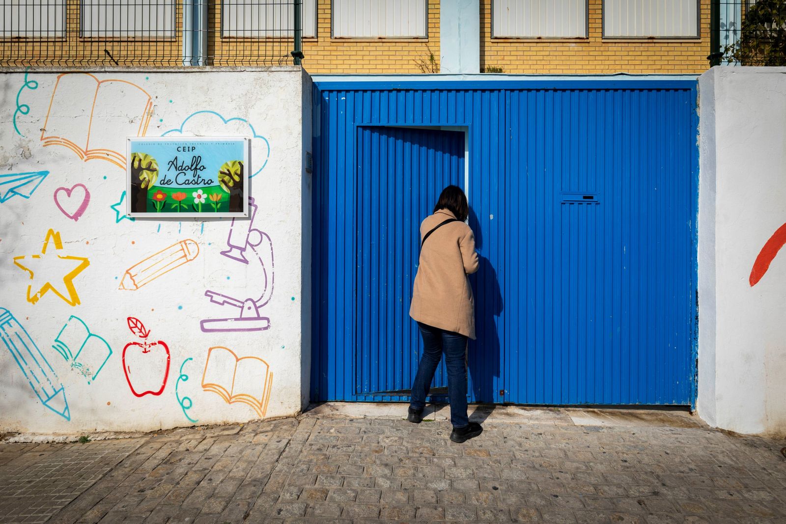 Acceso principal del colegio Adolfo de Castro.