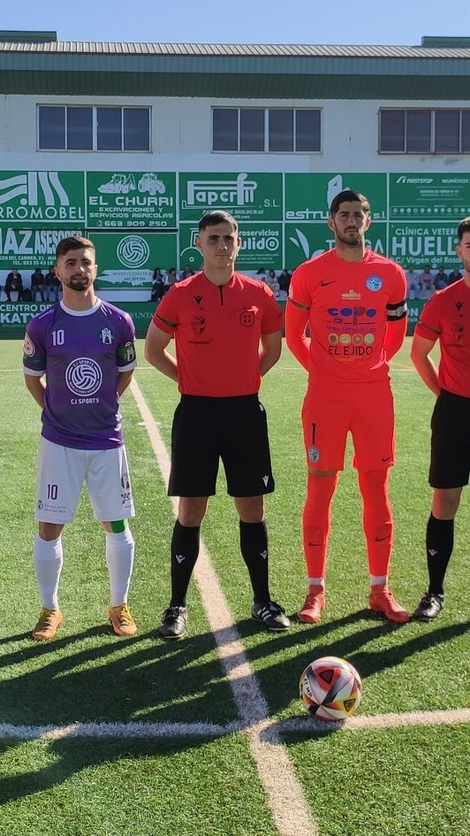 Los capitanes de ambos equipos posan tras el sorteo de campos.
