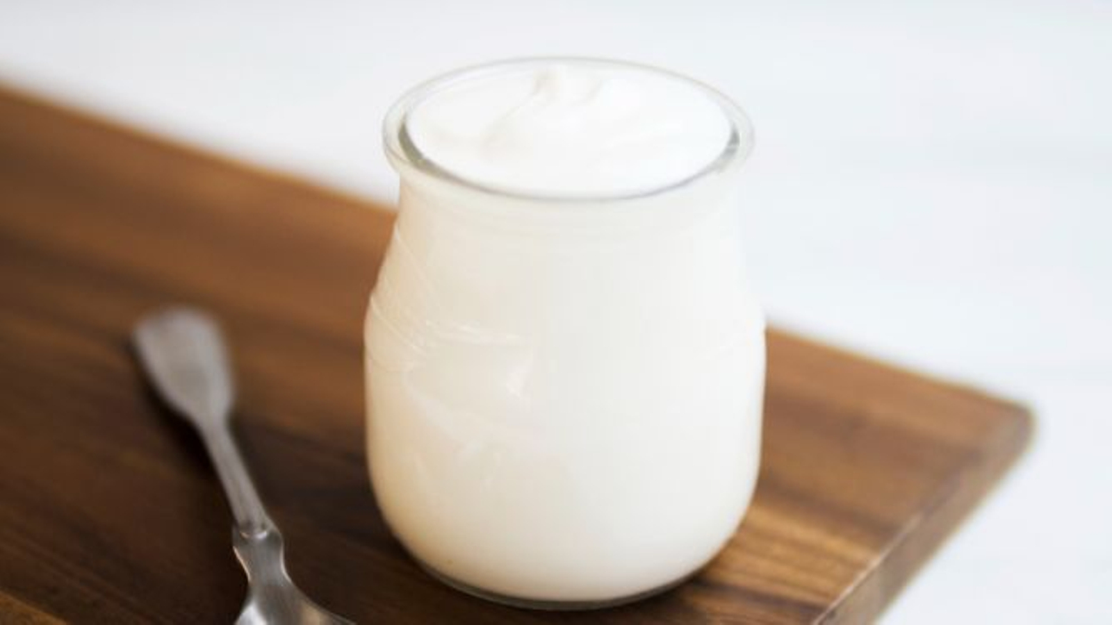 Yogur natural en recipiente de cristal.