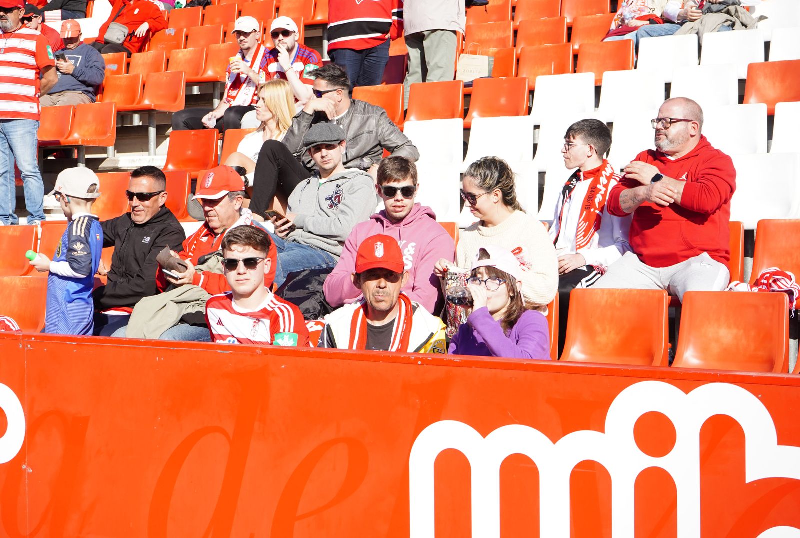 Encuéntrate en la grada de Los Cármenes en el Granada - Las Palmas