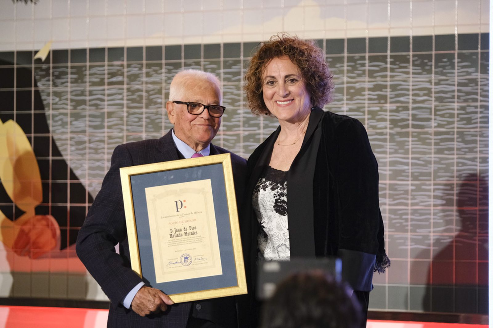 Juan de Dios Mellado Morales recibiendo el Diploma de Socio de Honor de la Asociación de la Prensa de Málaga de manos de Elena Blanco Castilla.