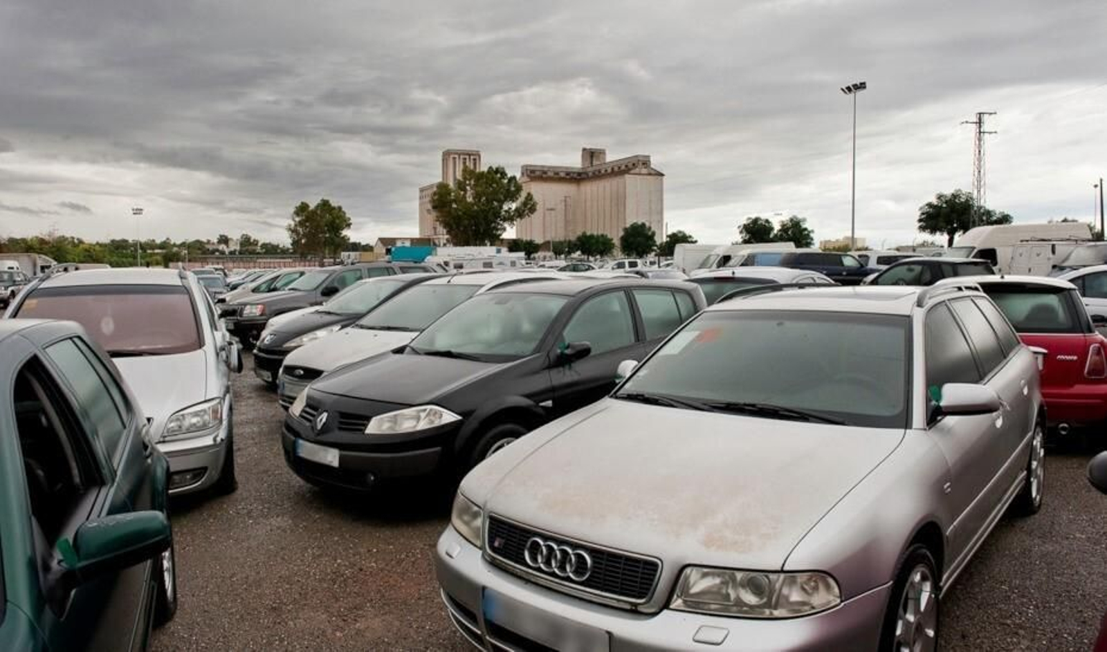 Varios vehículos en un depósito