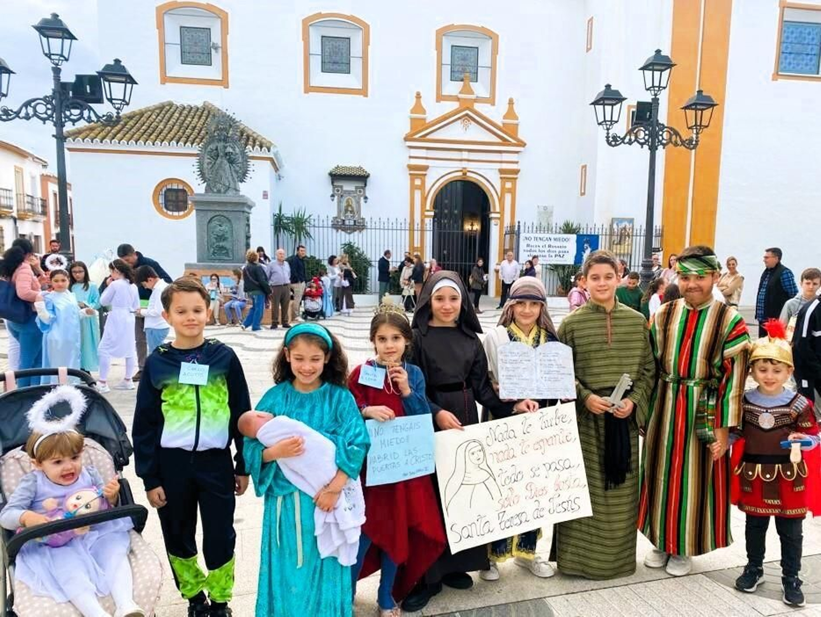 Los niños de la provincia de Huelva se vuelcan con la fiesta de 'Tosantos'