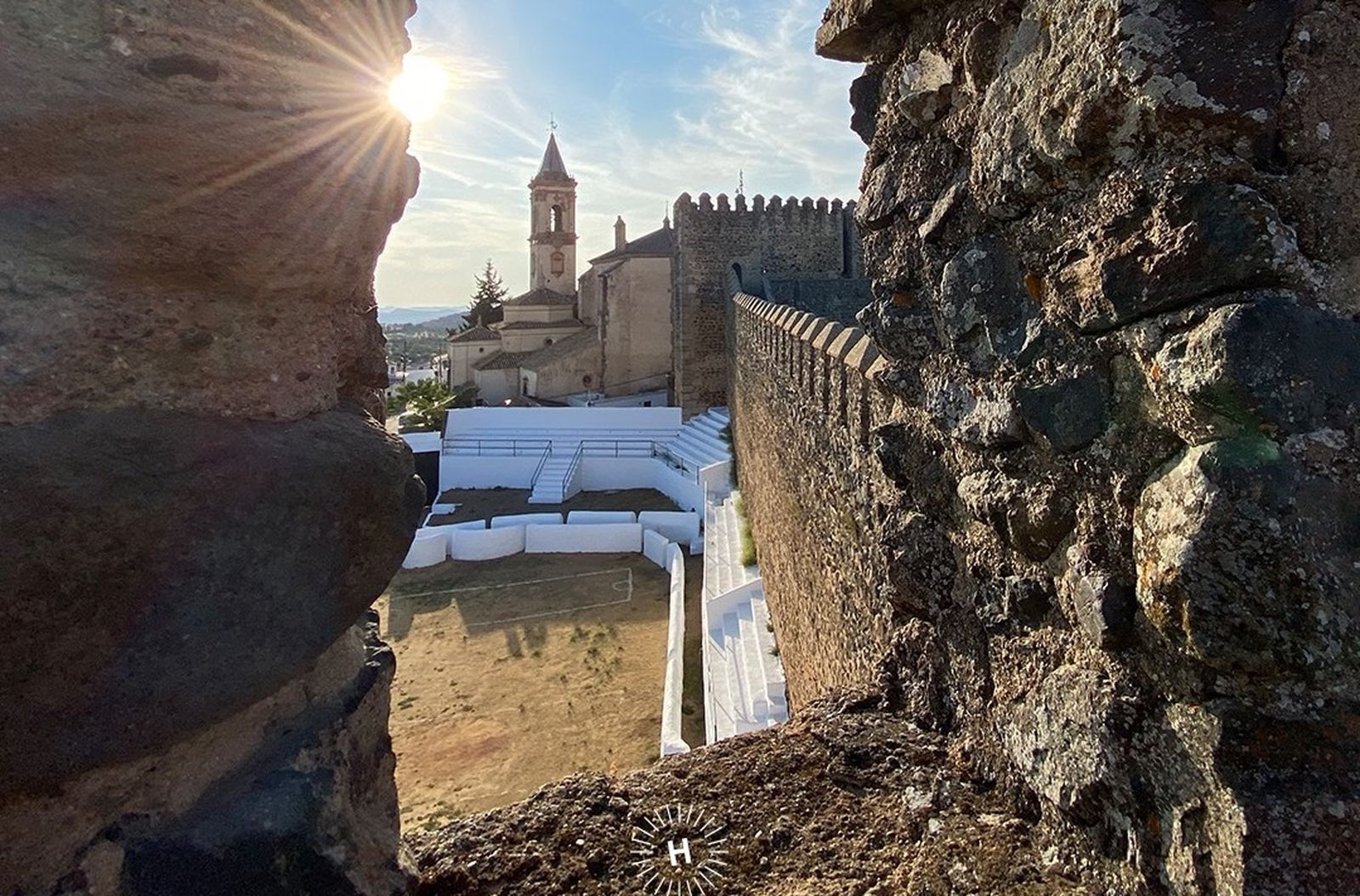 La plaza de toros más curiosa de España se encuentra junto al bello castillo de este pueblo de Huelva