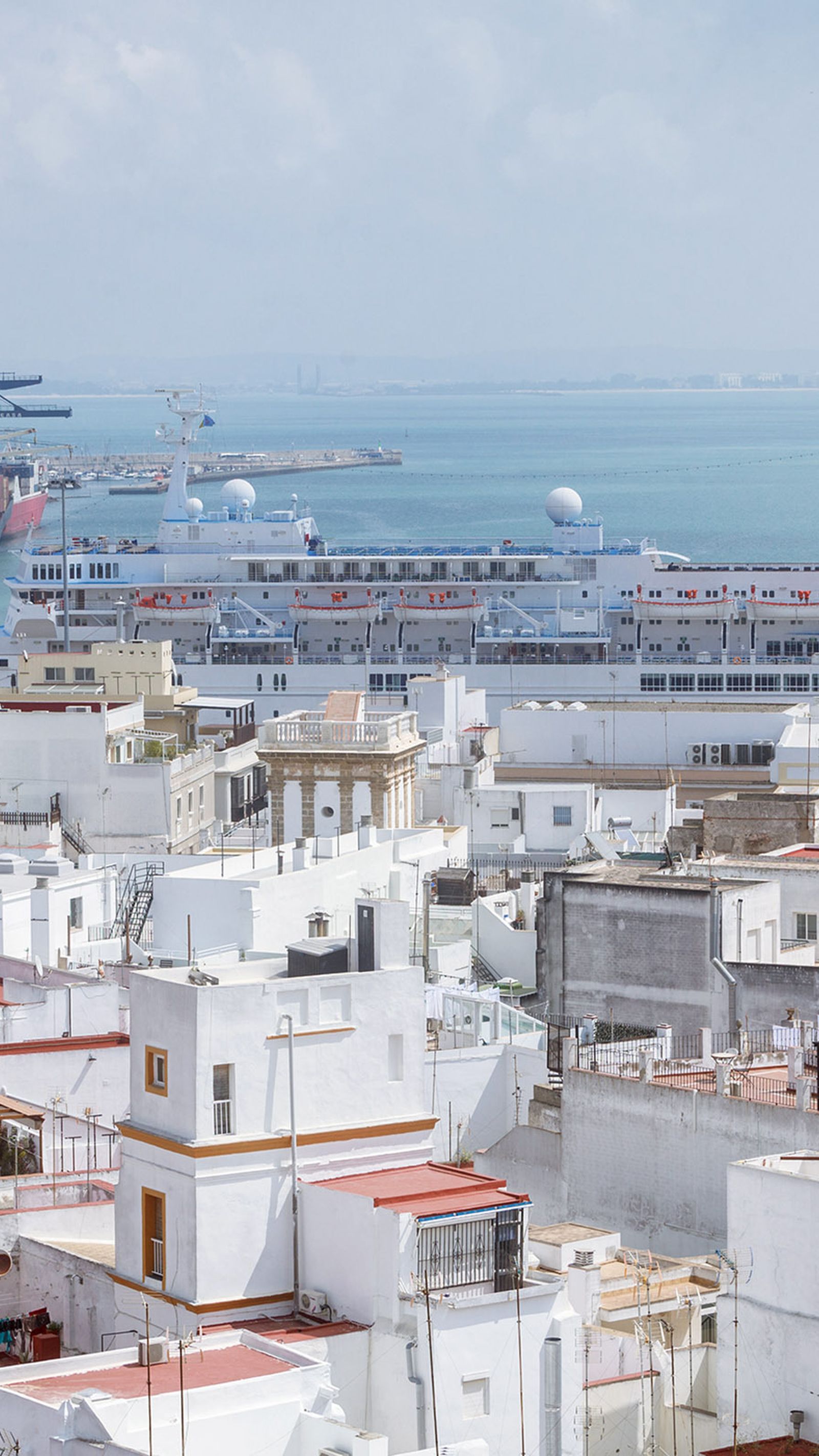 Imagen en la que se aprecia la cercanía entre el puerto y el casco histórico de Cádiz.