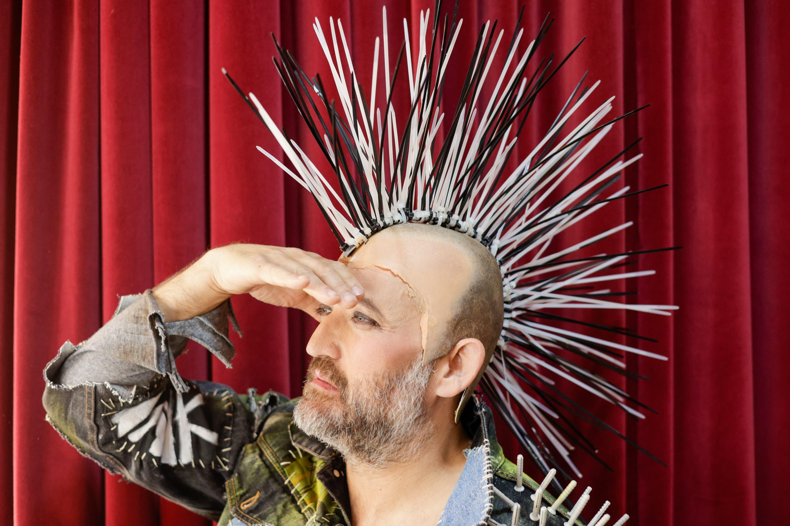 Detalle de la cresta de Ángel Gago en 'Punk y circo, la lucha continúa'.