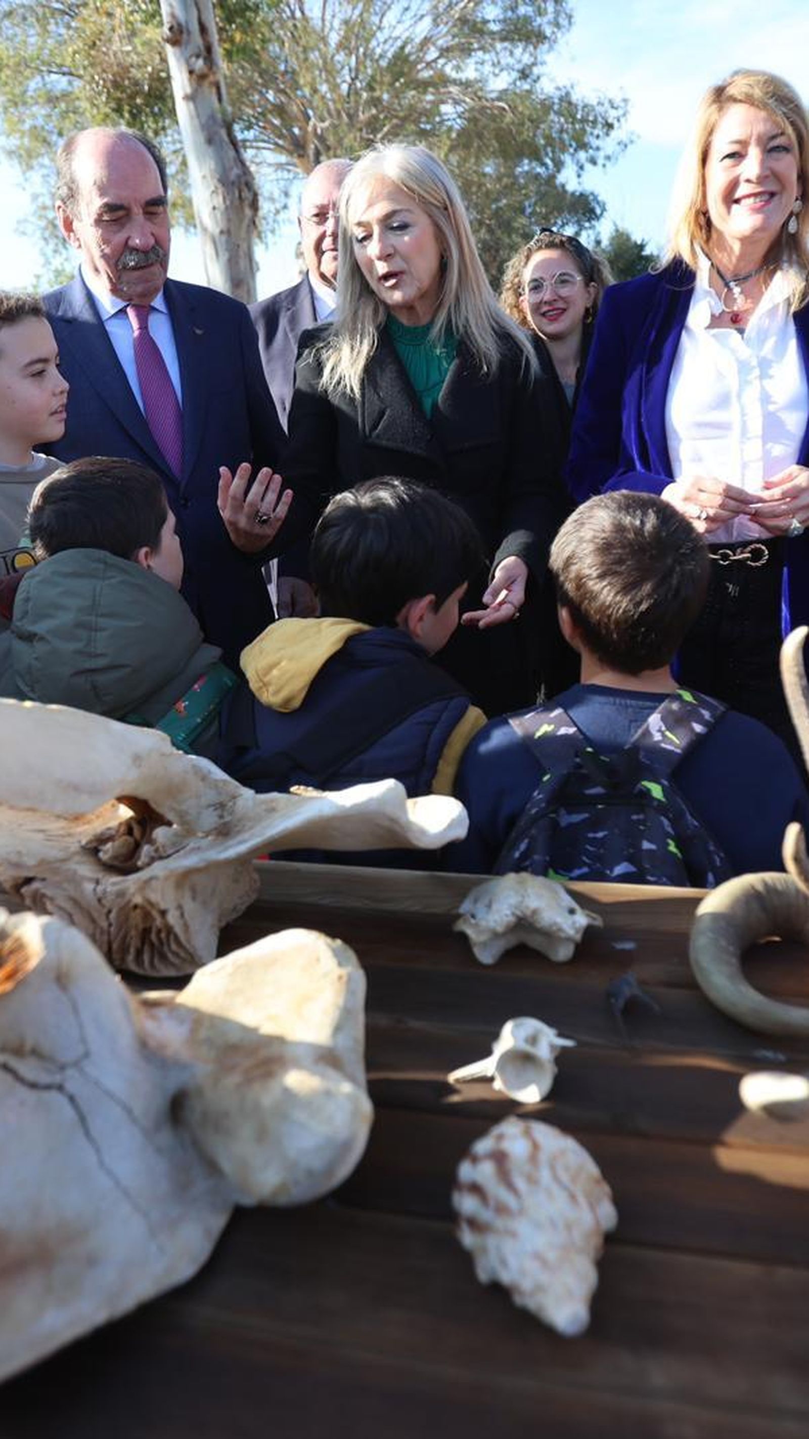La alcaldesa Pilar Miranda junto a la consejera de Educación Patricia del Pozo