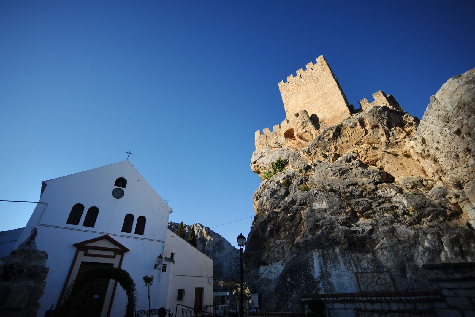 La Iglesia de los Remedios y el Castillo de Zuheros