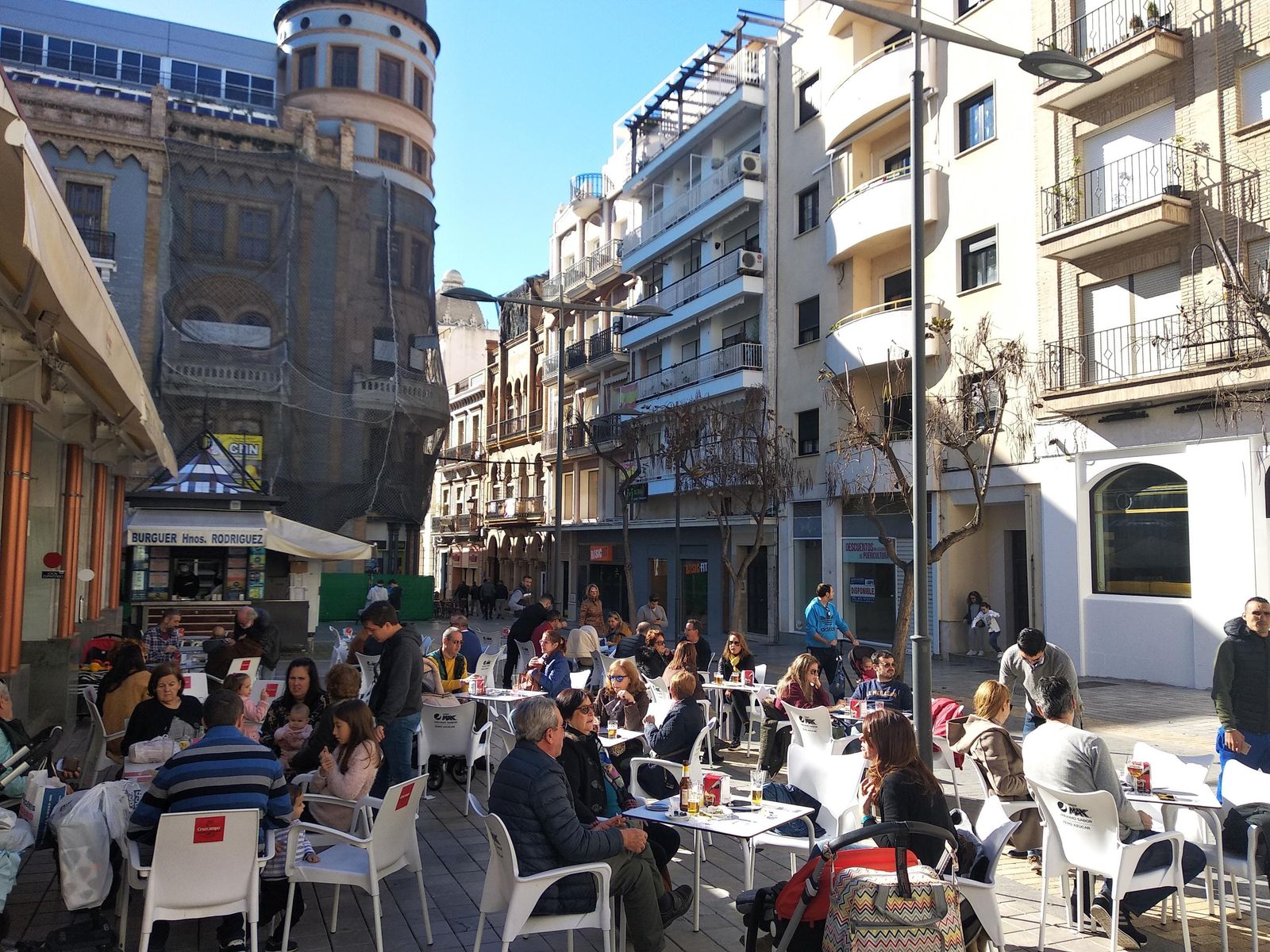 Gente en veladores en Huelva