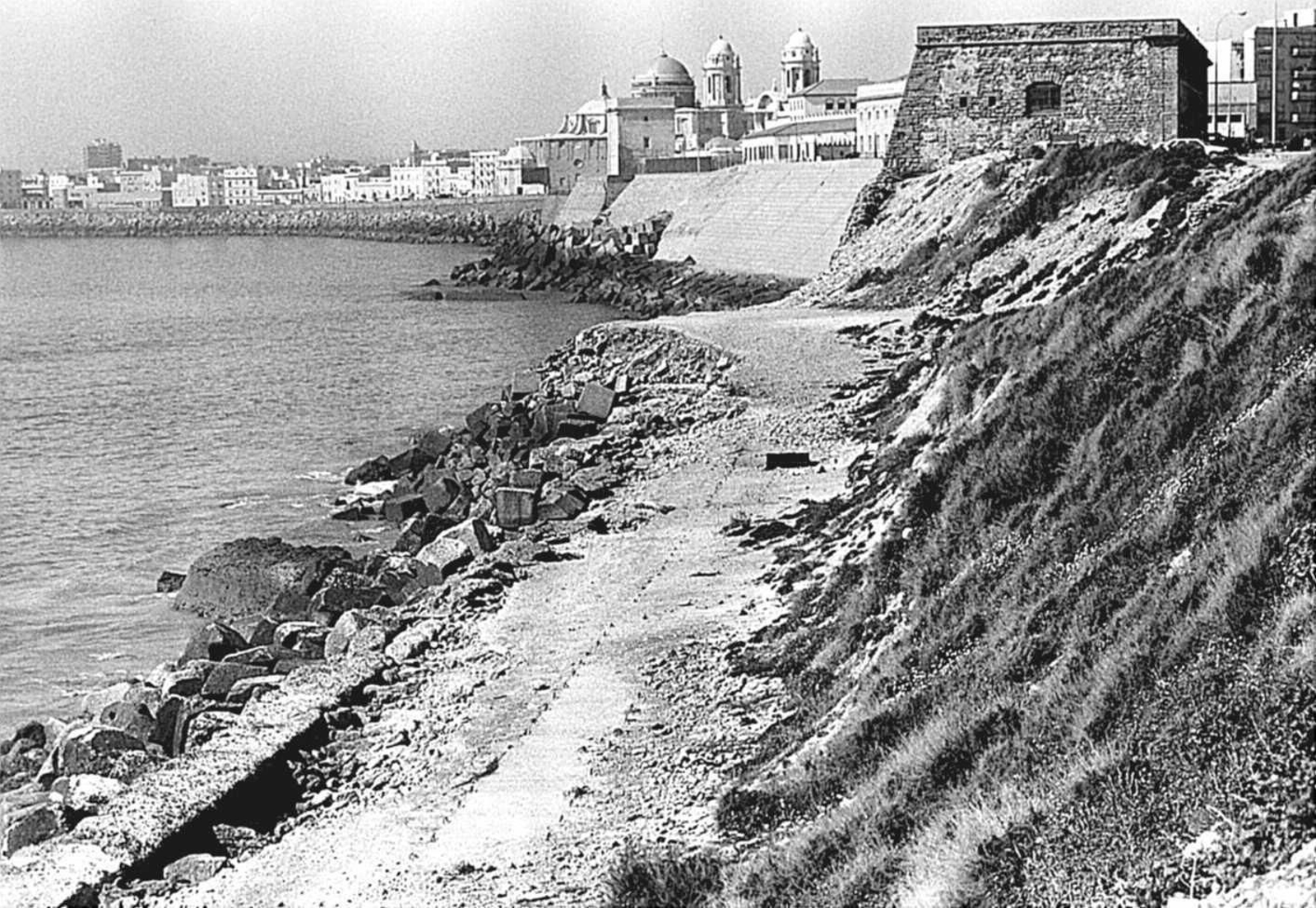 Imagen de 1998 donde iba a construirse el aparcamiento y la ampliación de Santa María del Mar