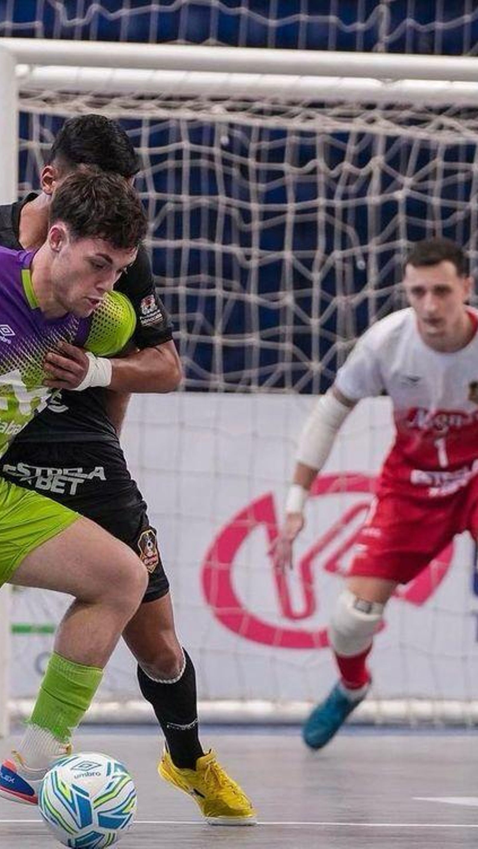 Nil Tent protege un balón en un partido del Mallorca Palma Futsal.