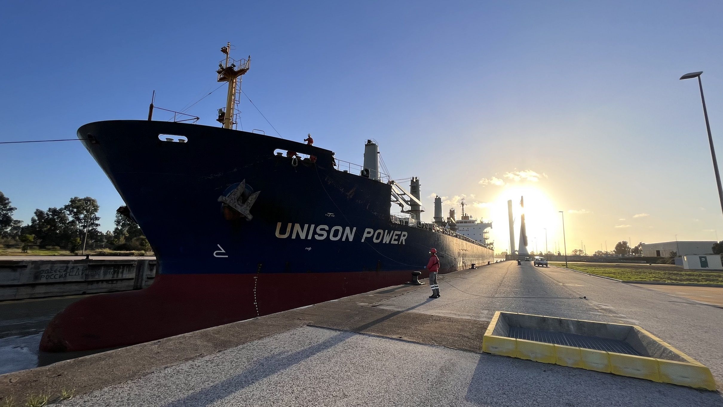 Buque granelero a su paso por la esclusa con 16.500 toneladas de fertilizante.