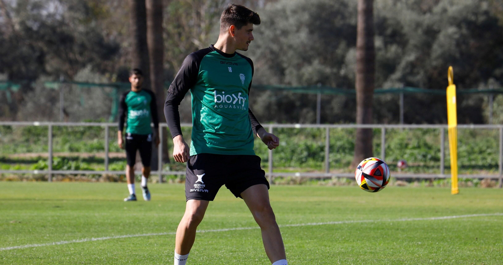 Carlos García golpea el balón en un entrenamiento del Córdoba CF.